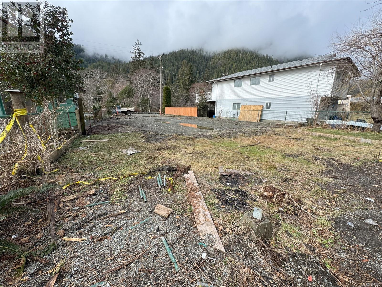 Property at 525 Maquinna Dr N image 3