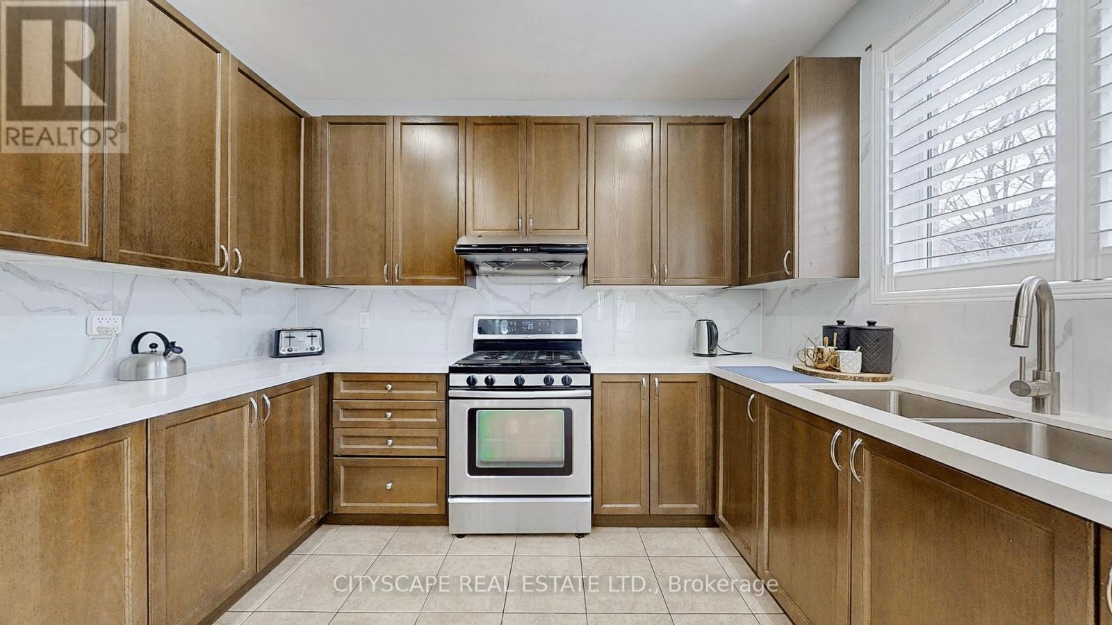 2026 Bridle Road, Oshawa, Ontario  L1L 0A5 - Photo 10 - E12020136