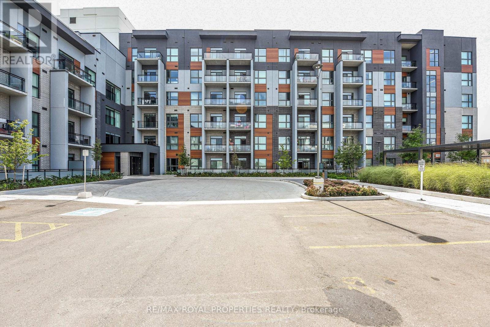 Property at 111 - 95 DUNDAS STREET W image 2