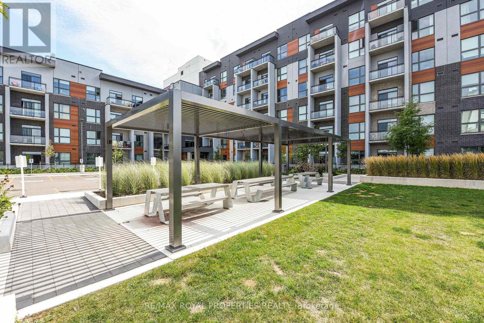 Property at 111 - 95 DUNDAS STREET W image 4
