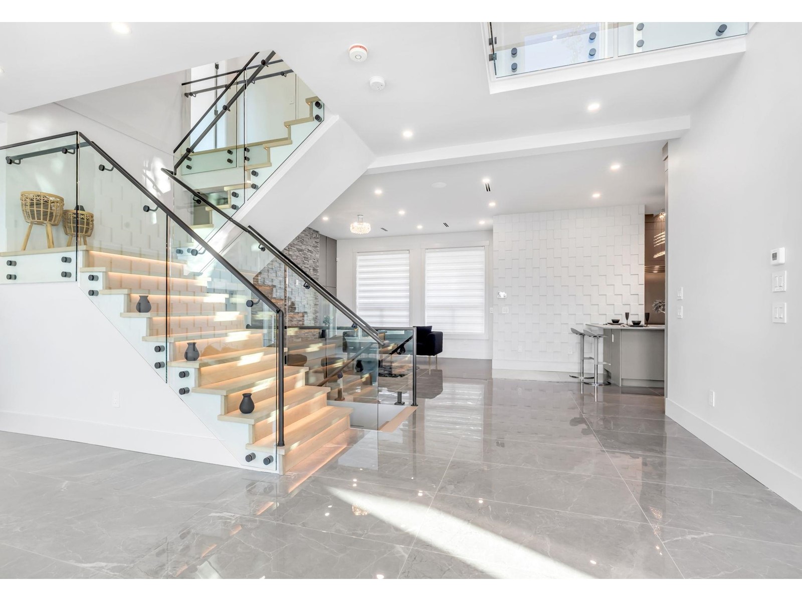 Property at 16059 9A AVENUE image 3