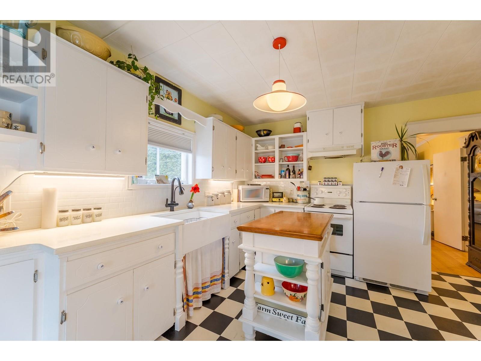 Property at 413 Westminster Avenue W image 2