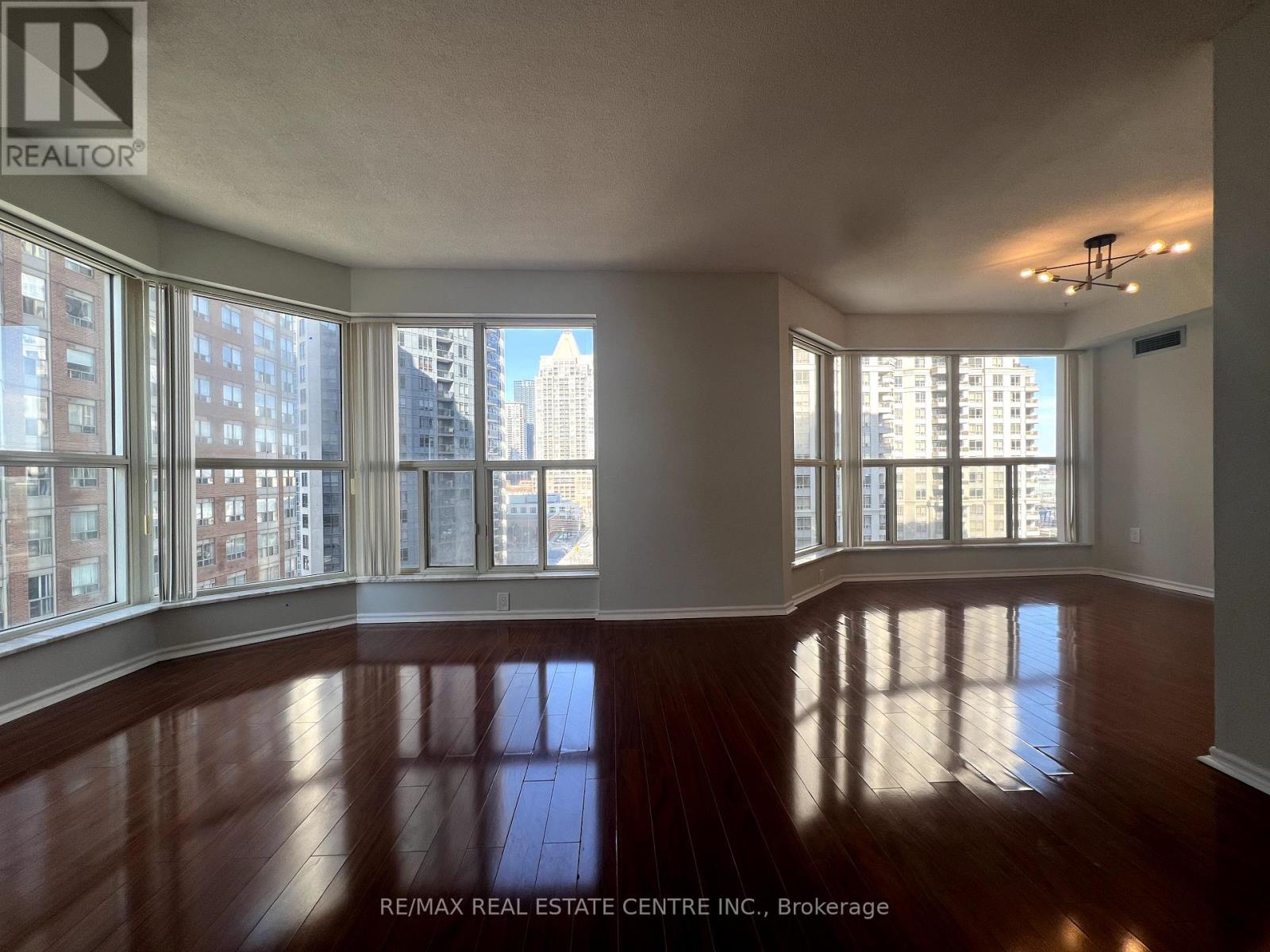 1004 - 325 Webb Drive N, Mississauga, Ontario  L5B 3Z9 - Photo 1 - W12020243