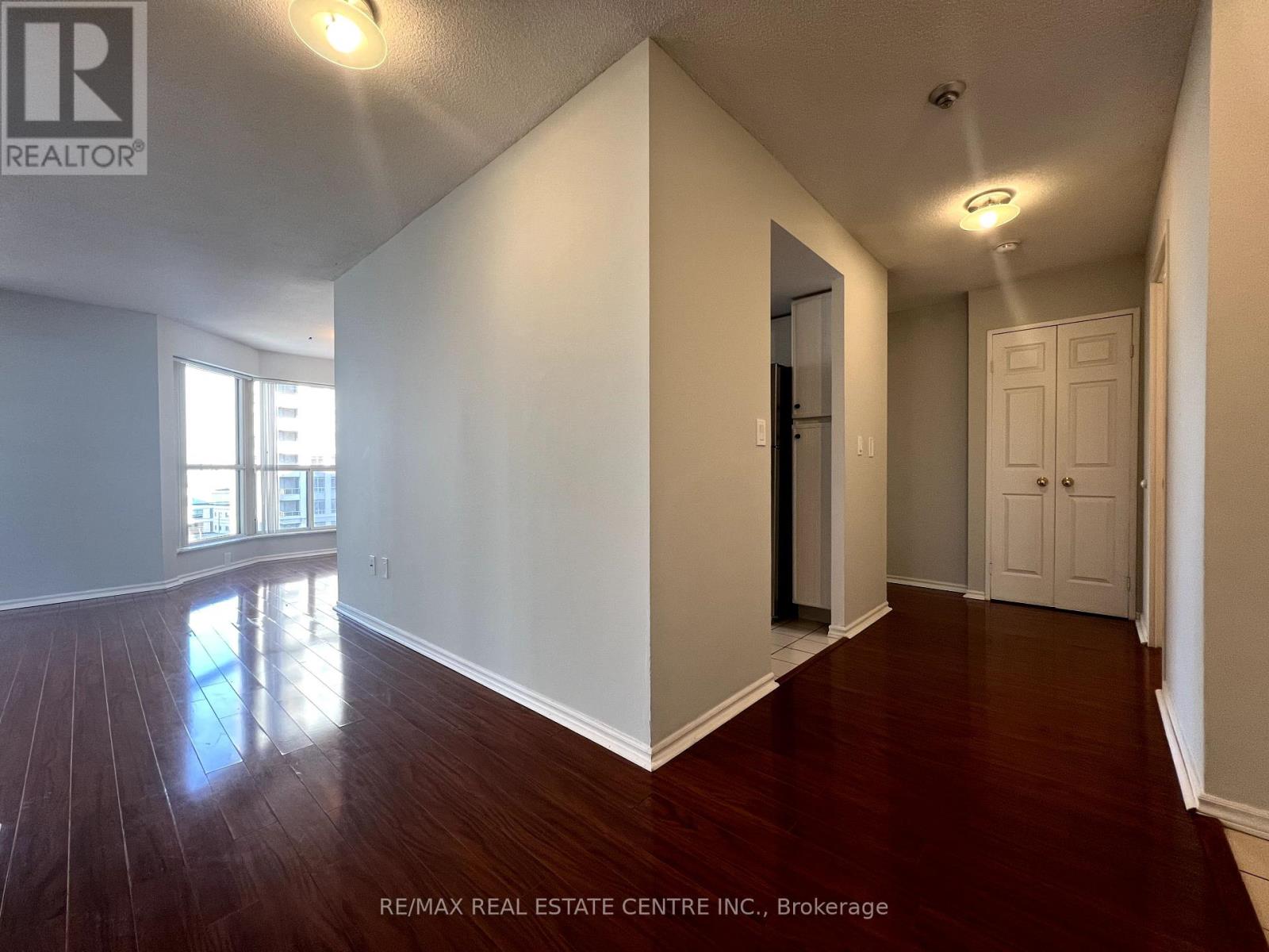 1004 - 325 Webb Drive N, Mississauga, Ontario  L5B 3Z9 - Photo 11 - W12020243