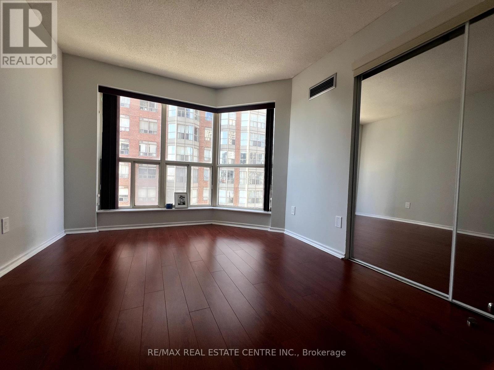 1004 - 325 Webb Drive N, Mississauga, Ontario  L5B 3Z9 - Photo 15 - W12020243