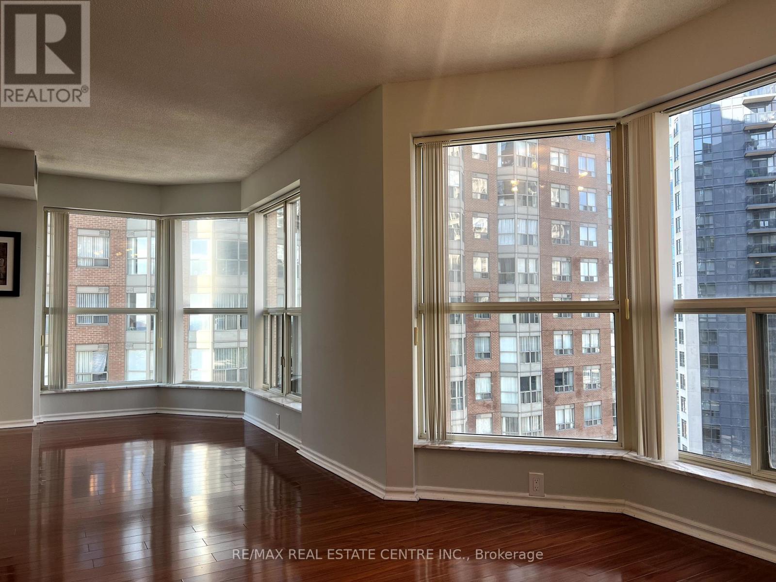 1004 - 325 Webb Drive N, Mississauga, Ontario  L5B 3Z9 - Photo 2 - W12020243