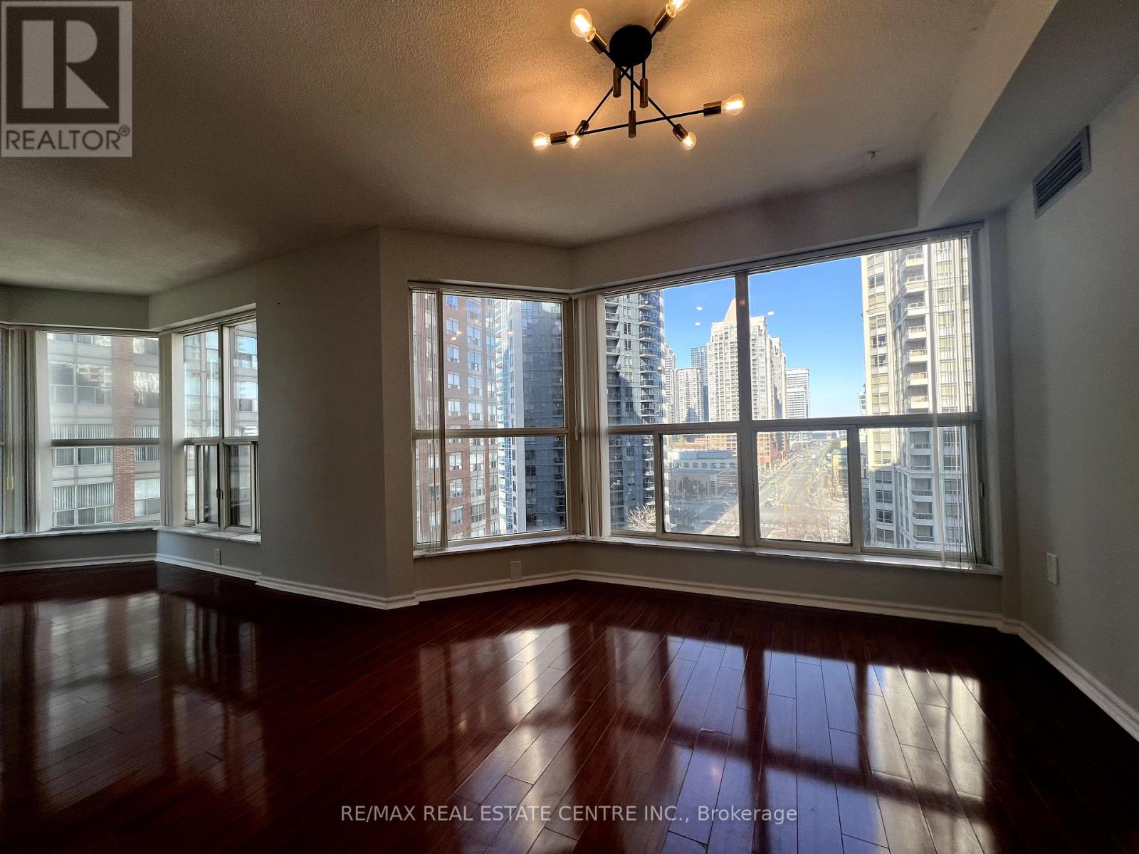 1004 - 325 Webb Drive N, Mississauga, Ontario  L5B 3Z9 - Photo 4 - W12020243