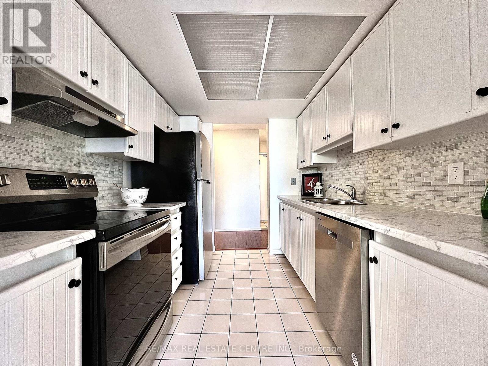 1004 - 325 Webb Drive N, Mississauga, Ontario  L5B 3Z9 - Photo 7 - W12020243