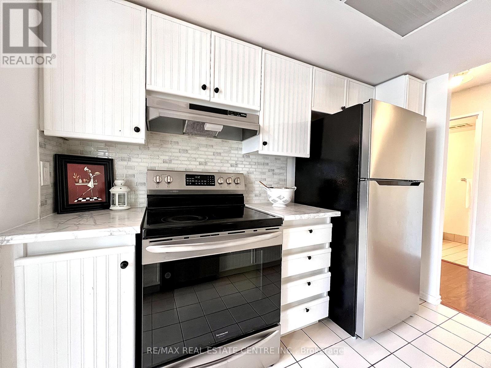 1004 - 325 Webb Drive N, Mississauga, Ontario  L5B 3Z9 - Photo 8 - W12020243