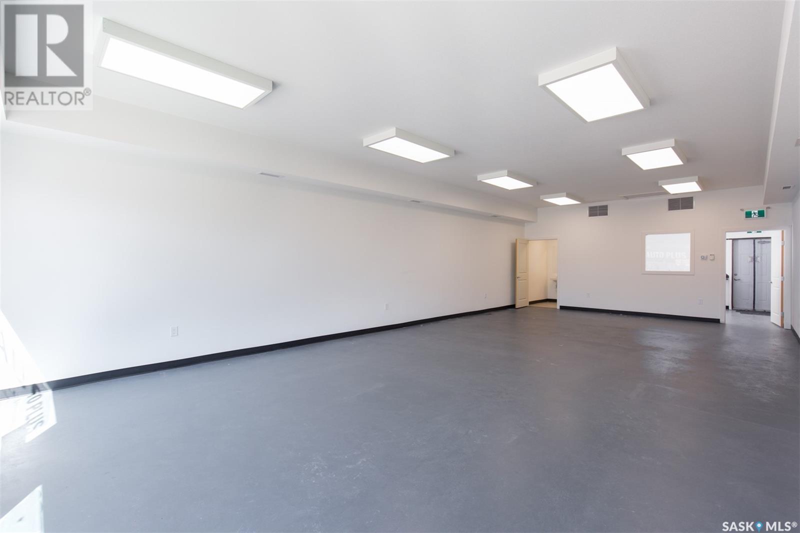 256 High Street W, Moose Jaw, Saskatchewan  S6H 1S7 - Photo 2 - SK998935