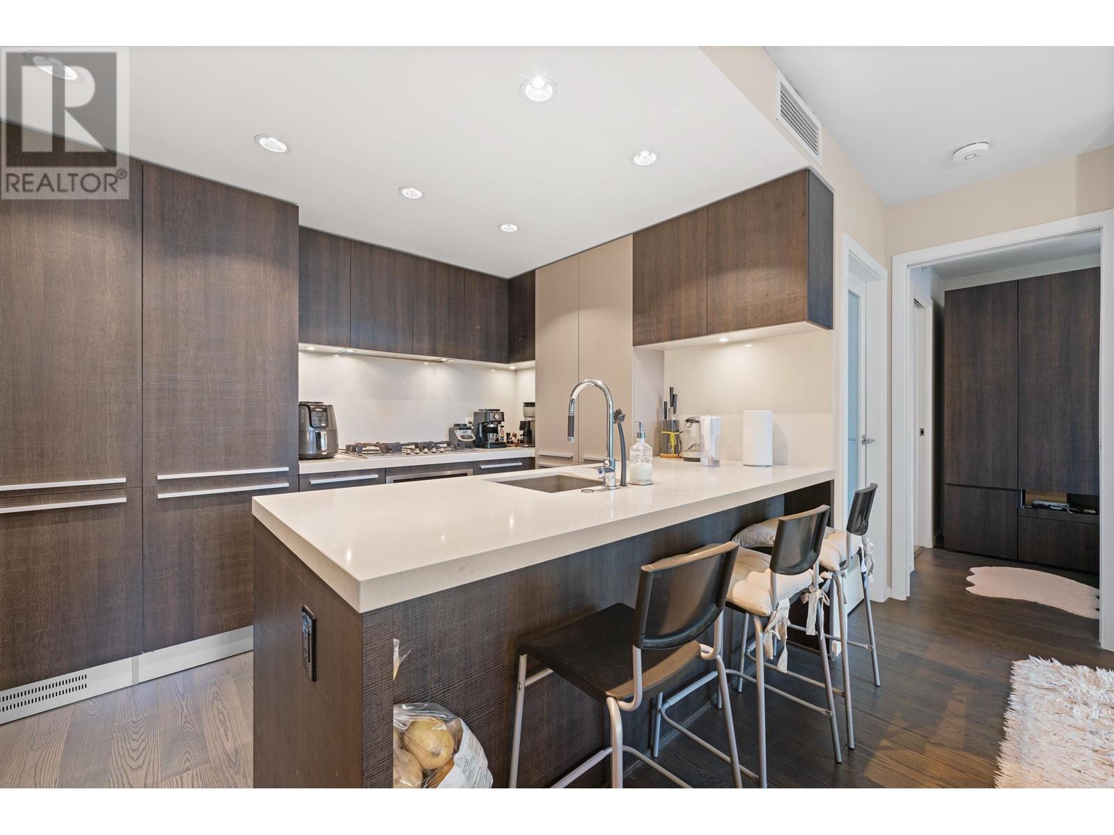 Listing Picture 3 of 24 : 1301 1351 CONTINENTAL STREET, Vancouver / 溫哥華 - 魯藝地產 Yvonne Lu Group - MLS Medallion Club Member