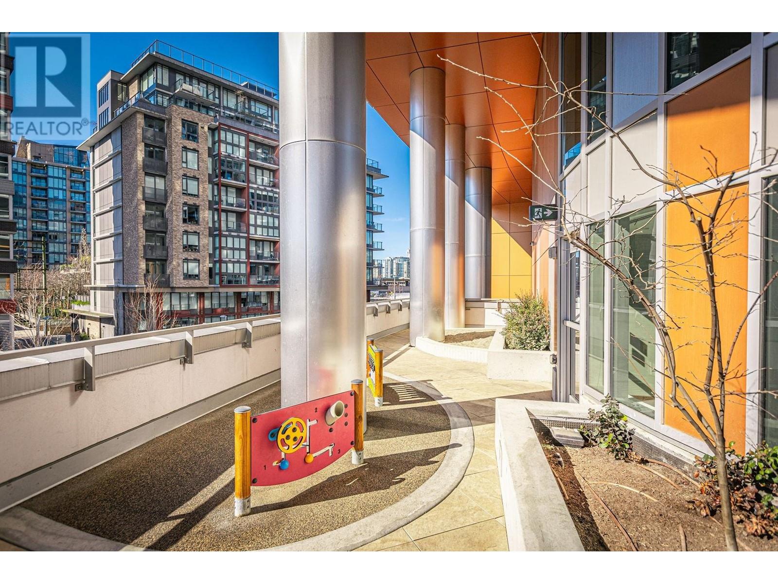 Listing Picture 33 of 40 : 1728 COOK STREET, Vancouver / 溫哥華 - 魯藝地產 Yvonne Lu Group - MLS Medallion Club Member