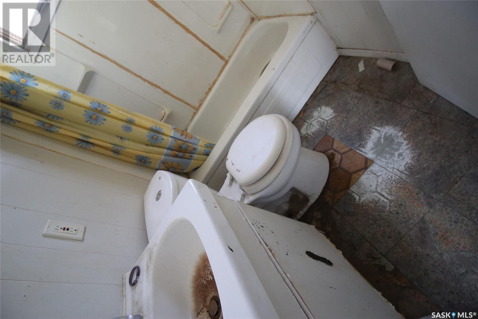 572 3rd Street E, Shaunavon, Saskatchewan S0N 2M0 - Photo 11 - SK998937