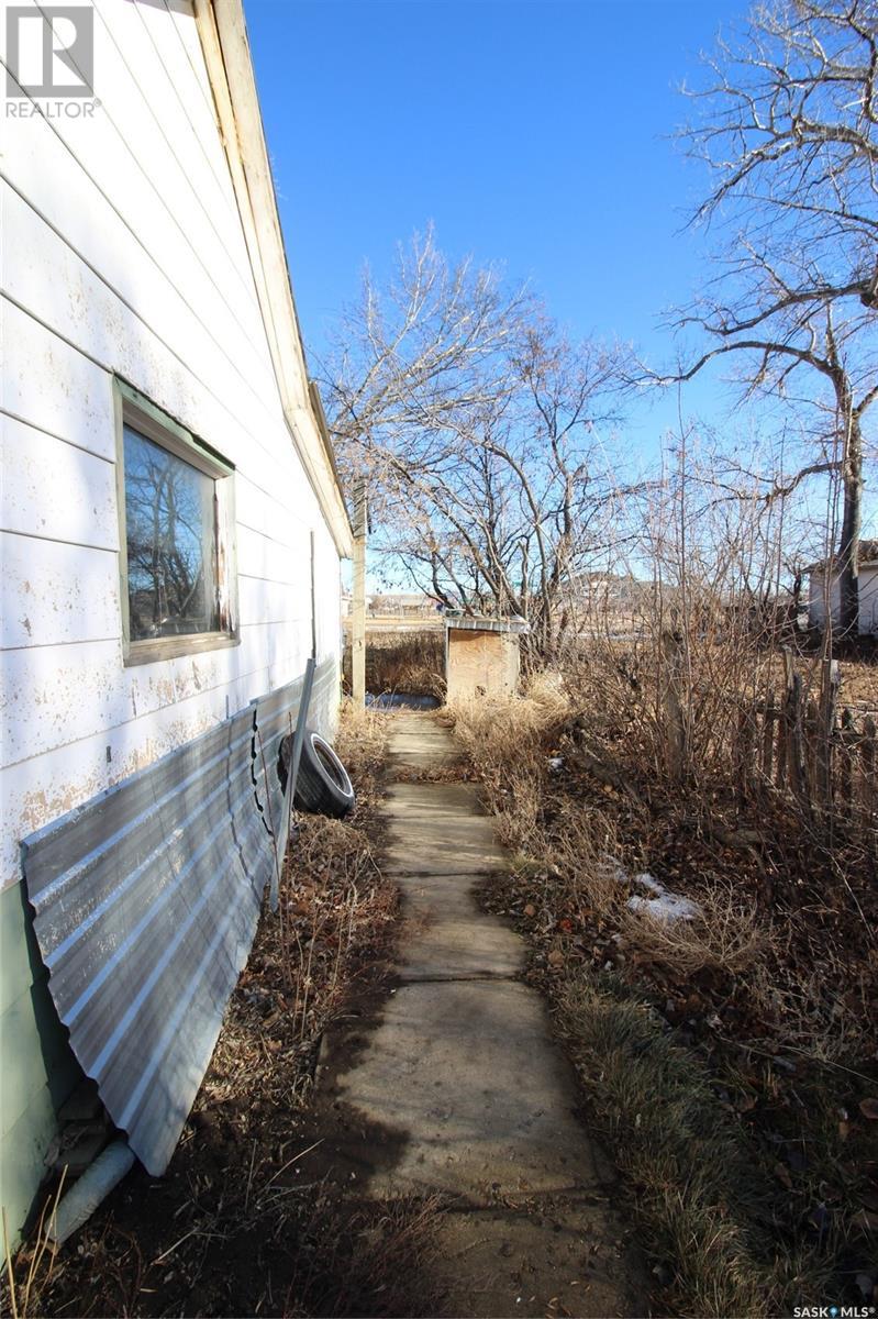 572 3rd Street E, Shaunavon, Saskatchewan S0N 2M0 - Photo 2 - SK998937