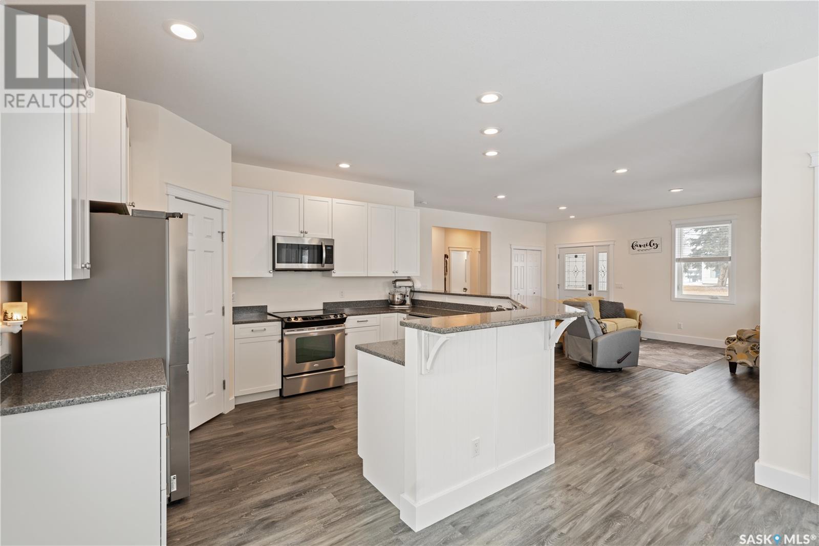 Property at 190 1st STREET W image 4