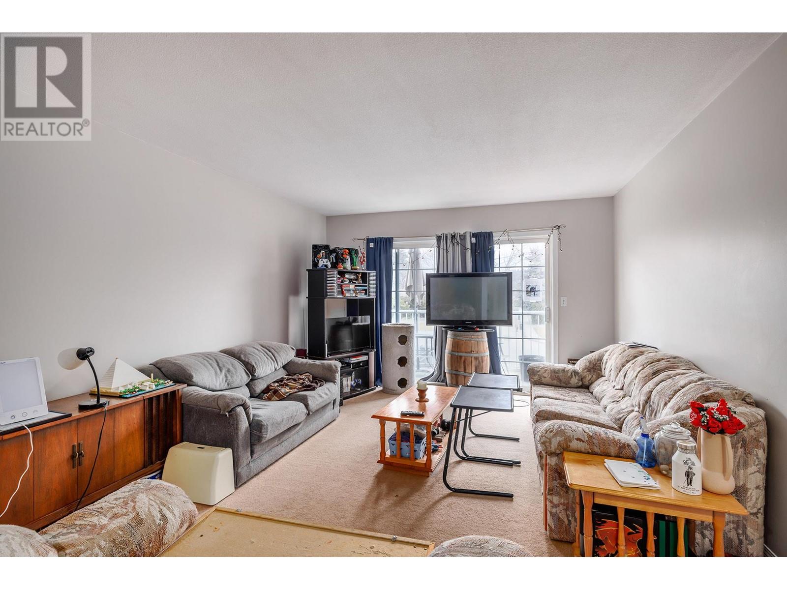 Property at 631 Hollywood Road N image 3