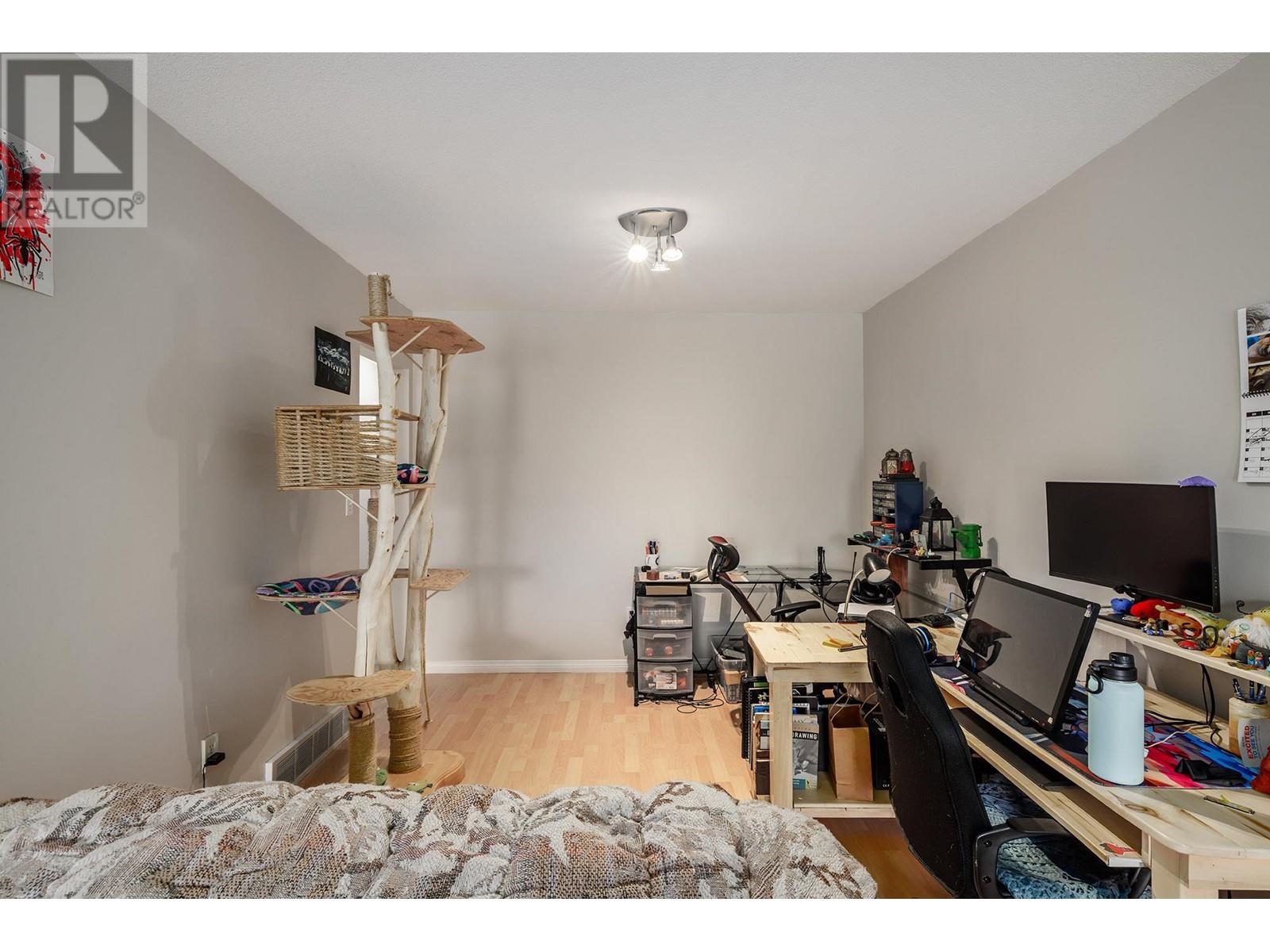 Property at 631 Hollywood Road N image 5