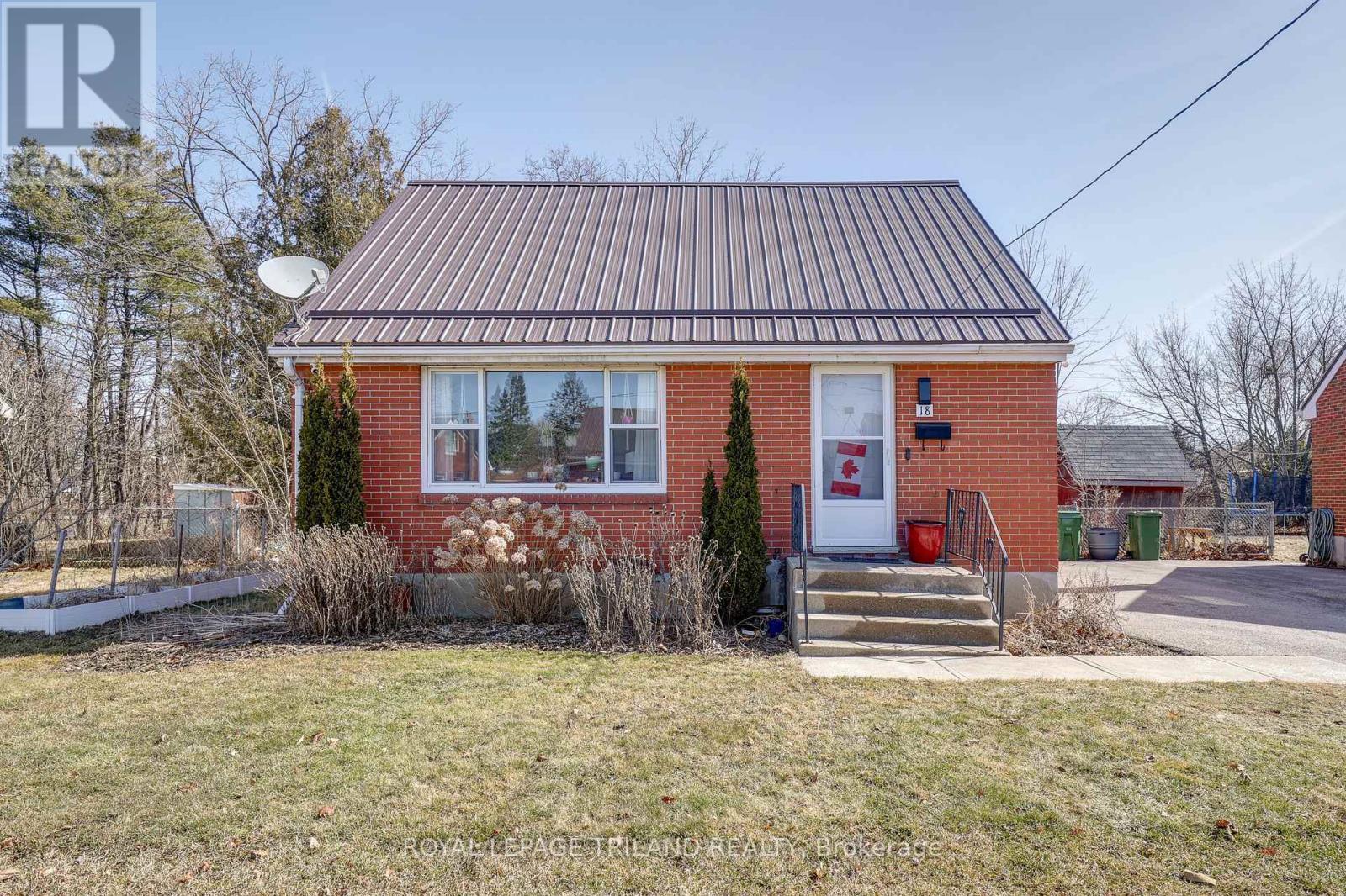 18 Simcoe Street