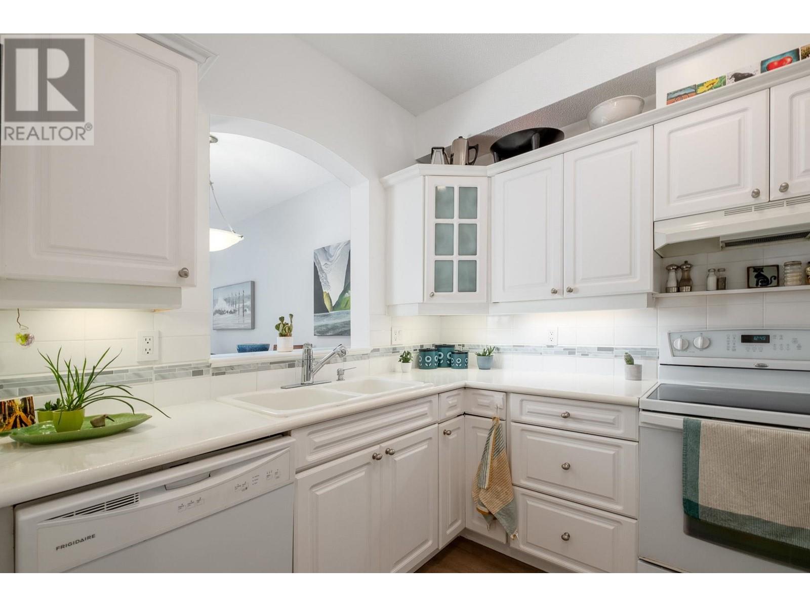 Listing Picture 10 of 36 : 205 360 E 36TH AVENUE, Vancouver / 溫哥華 - 魯藝地產 Yvonne Lu Group - MLS Medallion Club Member