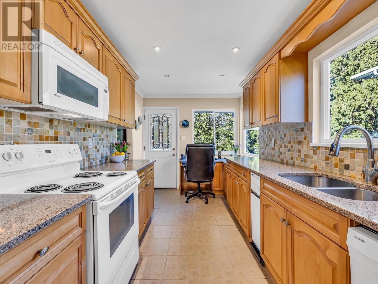 2251 Berkley Avenue, North Vancouver, British Columbia  V7H 1Z6 - Photo 11 - R2978089