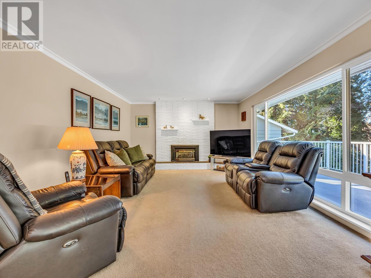 Property at 2251 BERKLEY AVENUE image 4