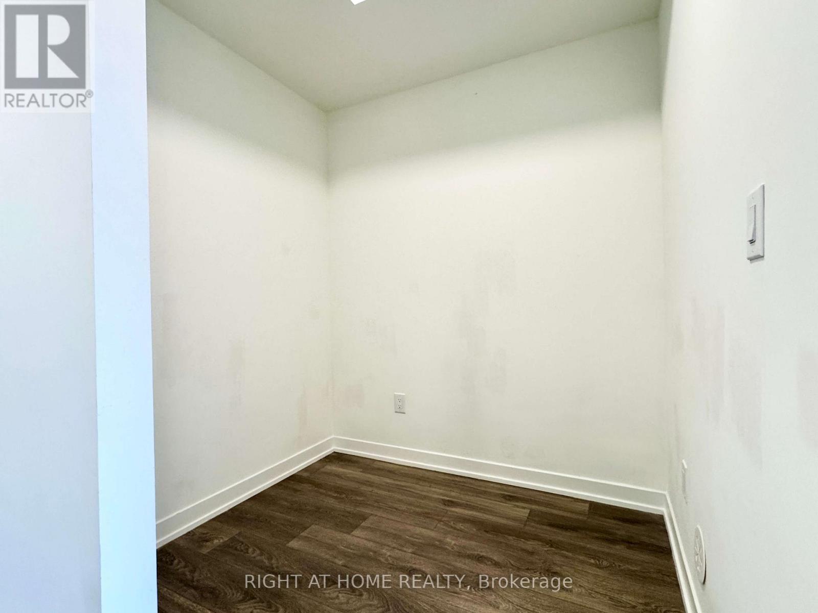 214 - 165 Canon Jackson Drive, Toronto, Ontario  M6M 0C4 - Photo 4 - W12018613