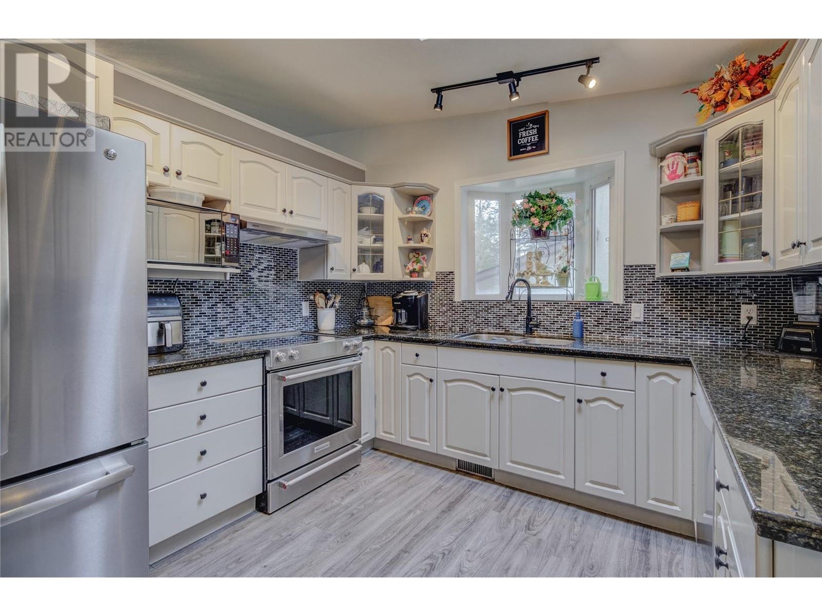 Property at 2876 Juniper Crescent image 3