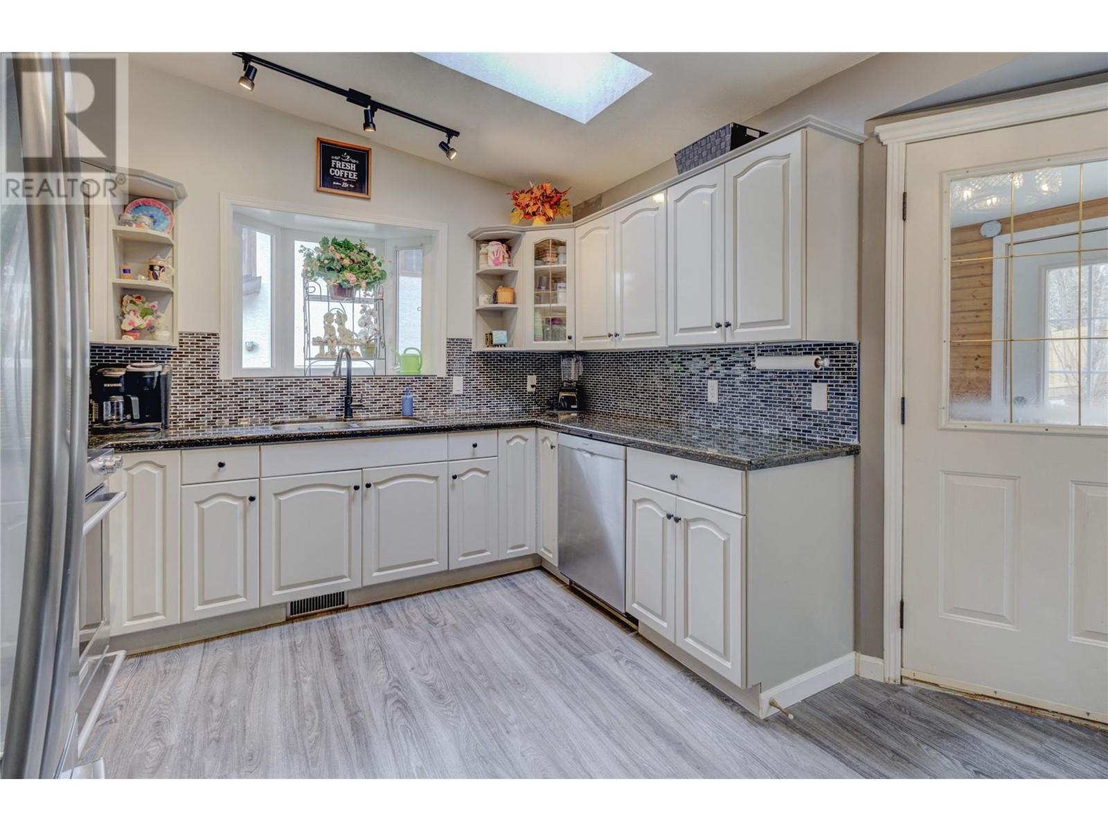 Property at 2876 Juniper Crescent image 4
