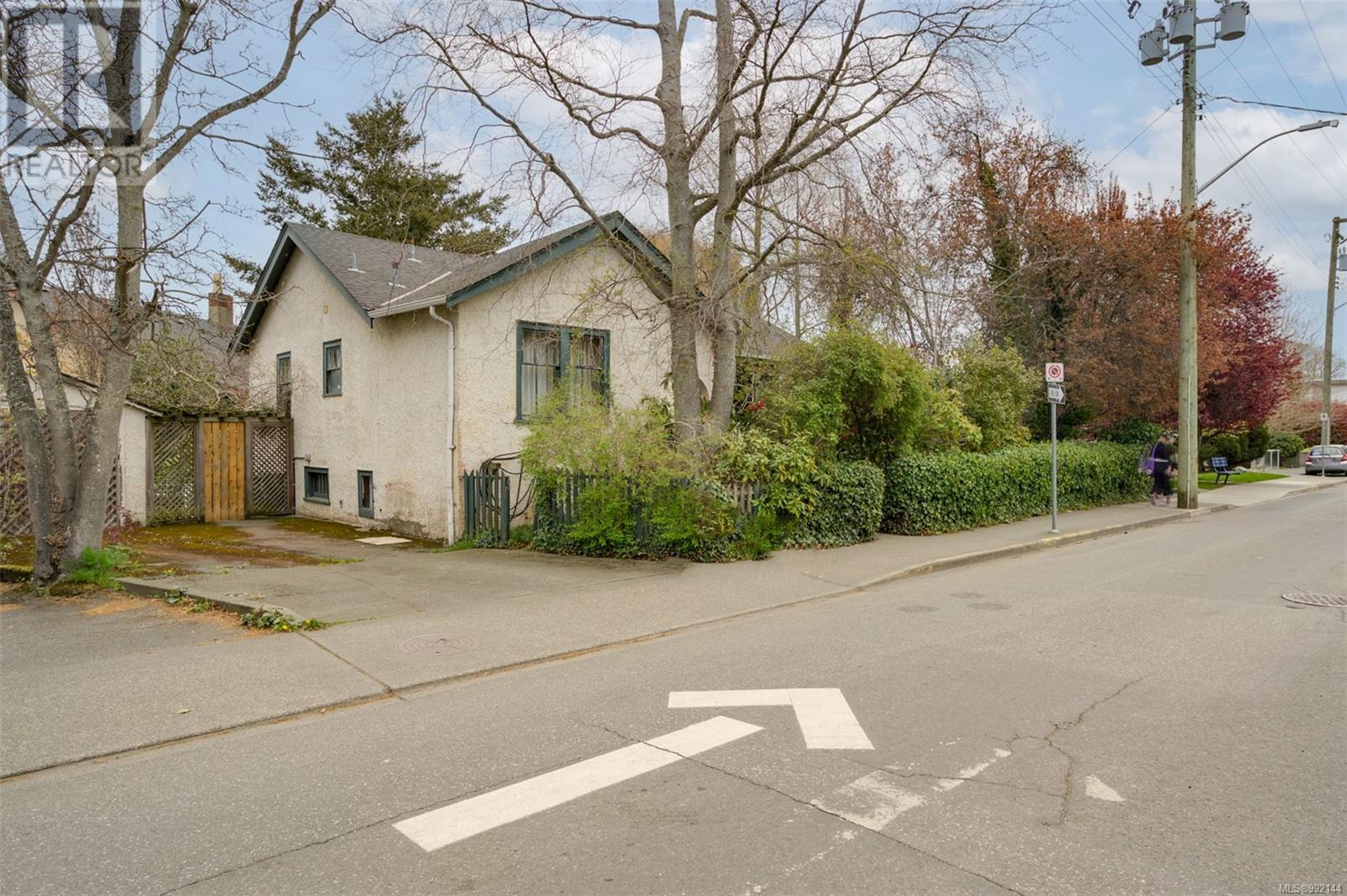 Property at 516 Simcoe St image 4