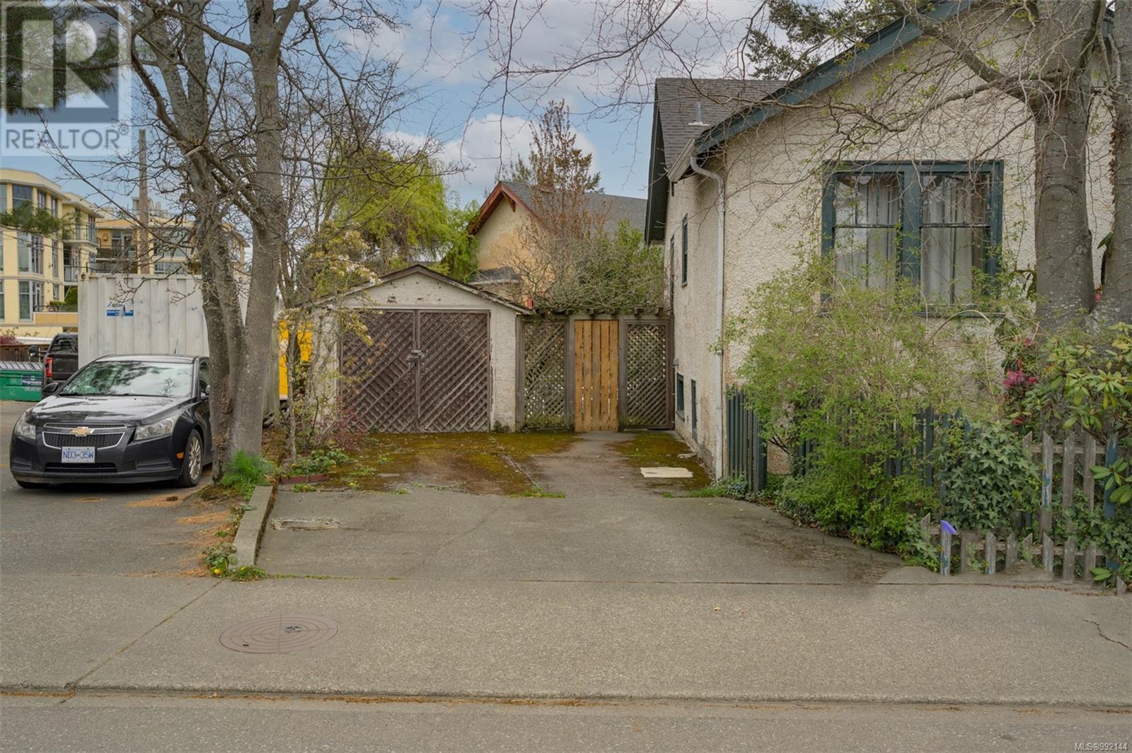 Property at 516 Simcoe St image 5