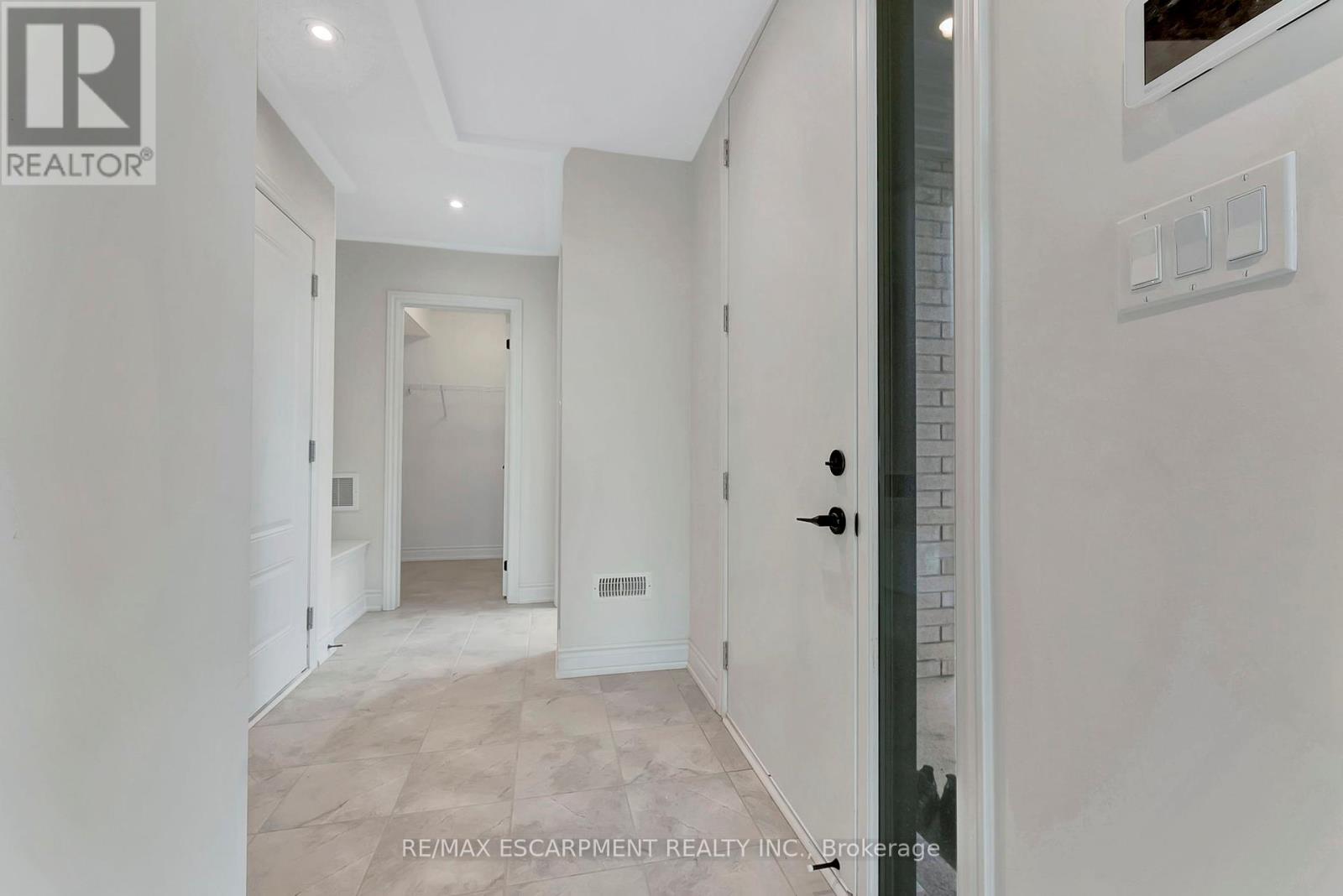 1404 Courtleigh Trail, Oakville, Ontario  L6H 7Y7 - Photo 2 - W12020776