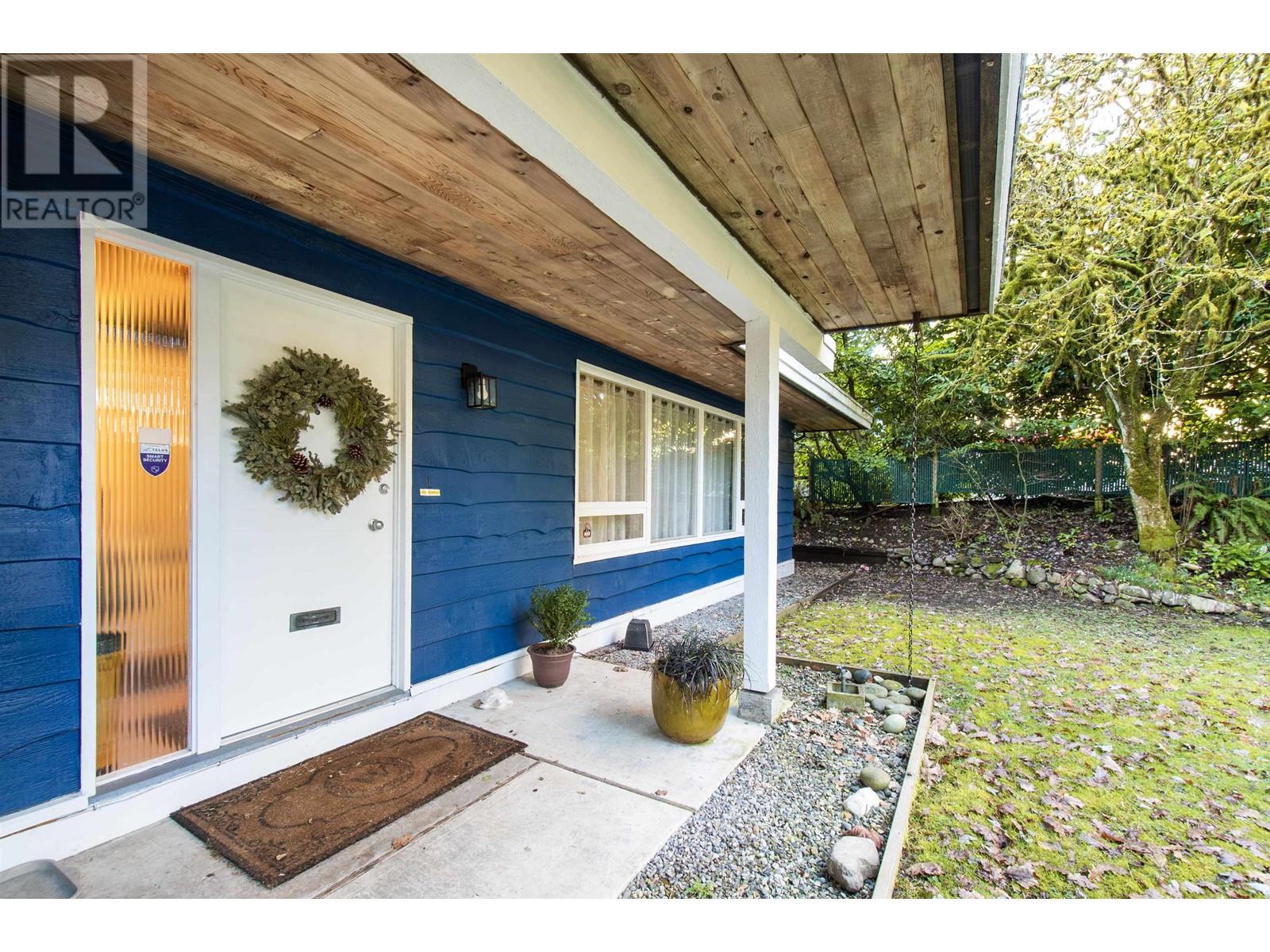 937 Montroyal Boulevard, North Vancouver, British Columbia  V7R 2G9 - Photo 4 - R2977933