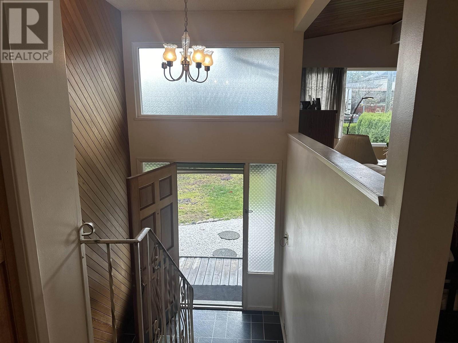751 Egmont Avenue, Coquitlam, British Columbia  V3J 4J7 - Photo 7 - R2931751