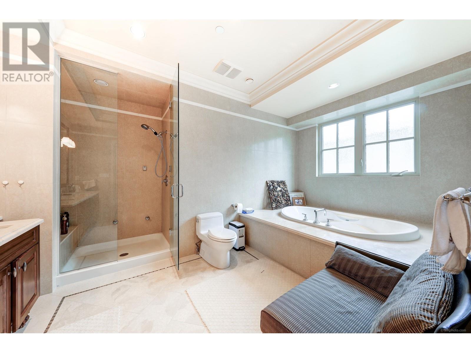 Listing Picture 21 of 36 : 1922 W 44TH AVENUE, Vancouver / 溫哥華 - 魯藝地產 Yvonne Lu Group - MLS Medallion Club Member