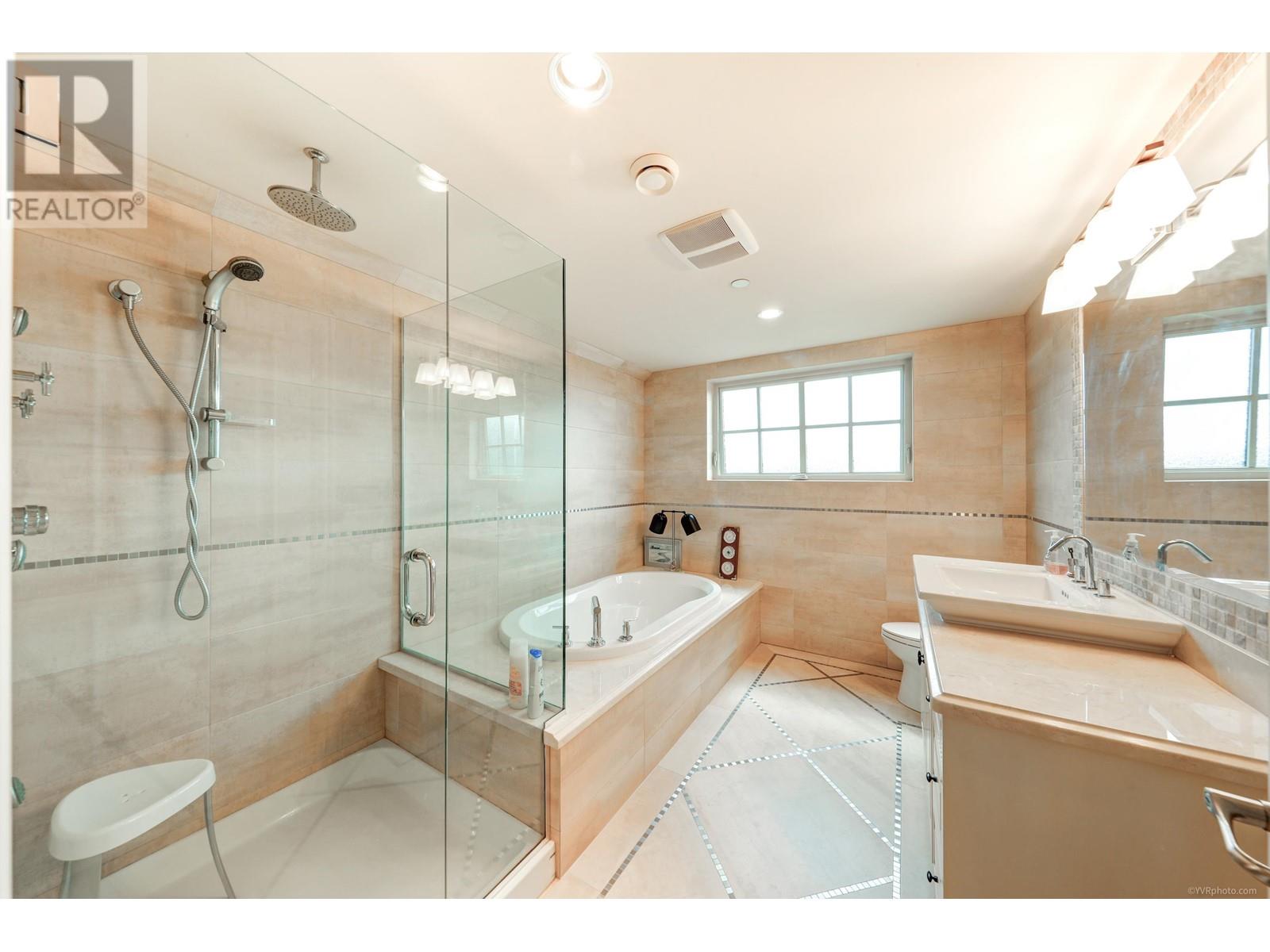 Listing Picture 28 of 36 : 1922 W 44TH AVENUE, Vancouver / 溫哥華 - 魯藝地產 Yvonne Lu Group - MLS Medallion Club Member