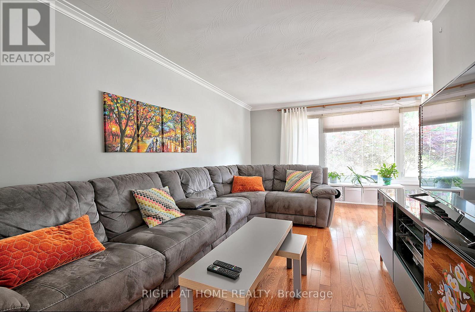 Property at 32 DEL RIA DRIVE image 2