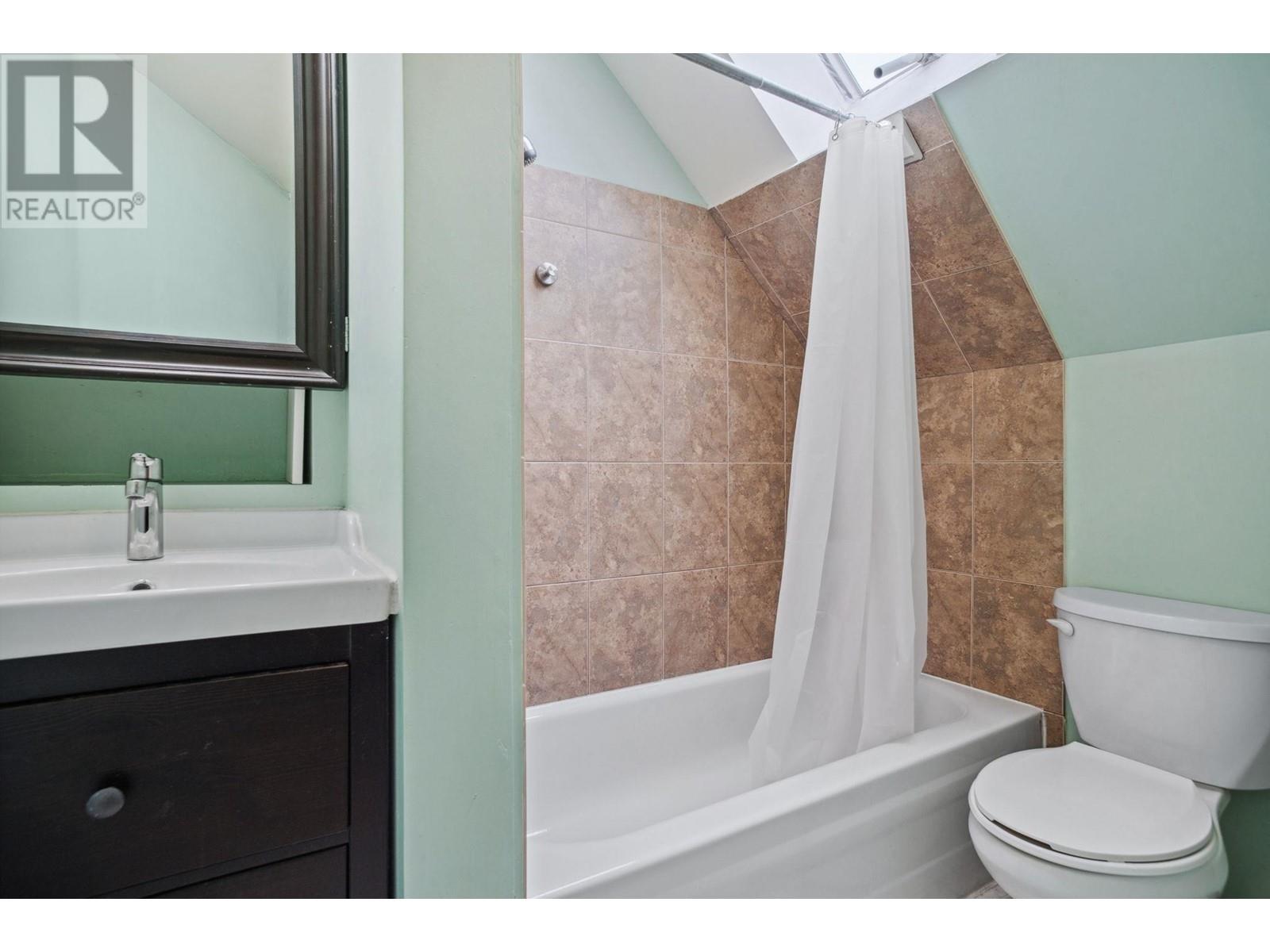 Listing Picture 18 of 36 : 2539 E GEORGIA STREET, Vancouver / 溫哥華 - 魯藝地產 Yvonne Lu Group - MLS Medallion Club Member