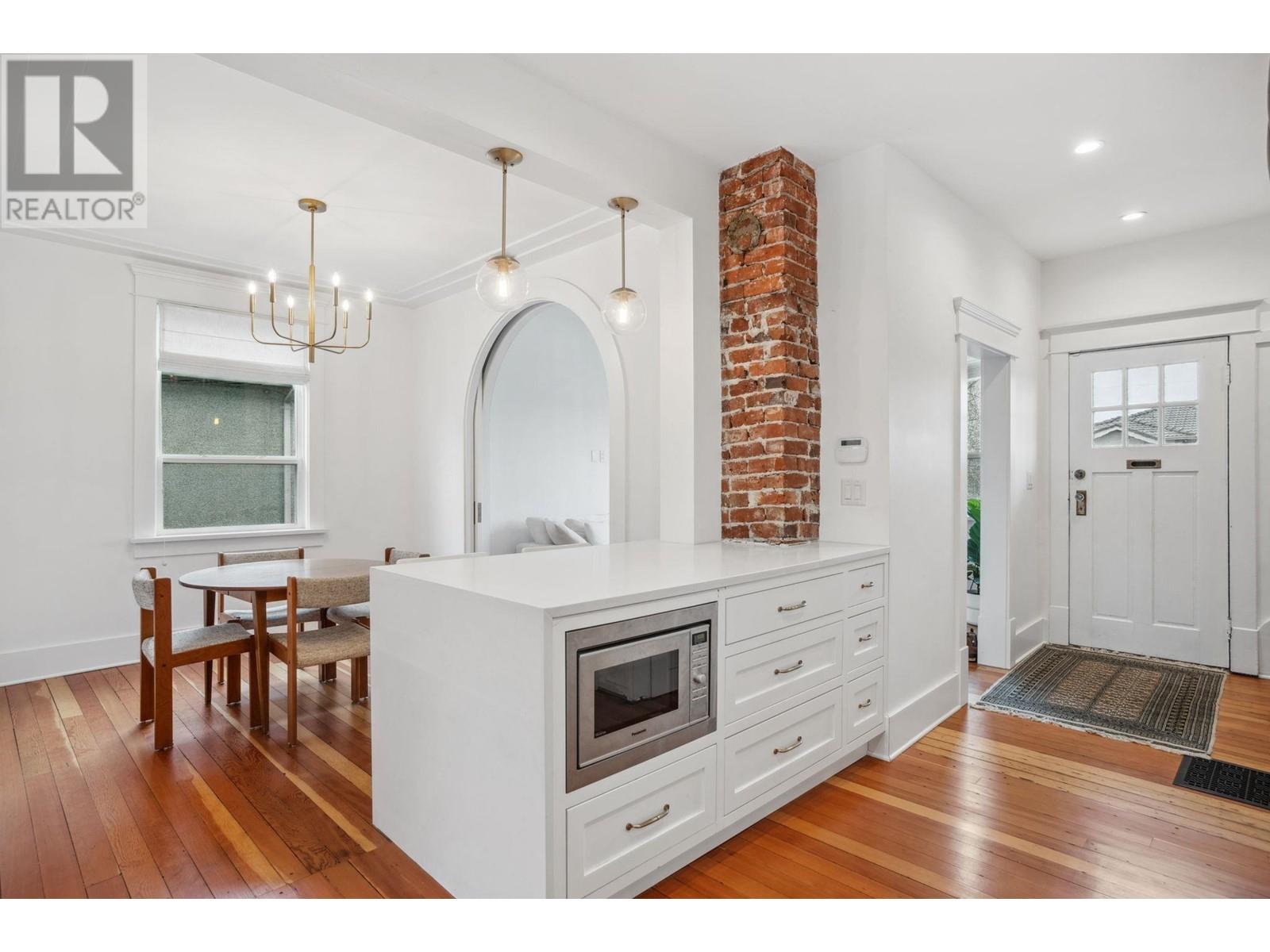 Listing Picture 2 of 36 : 2539 E GEORGIA STREET, Vancouver / 溫哥華 - 魯藝地產 Yvonne Lu Group - MLS Medallion Club Member