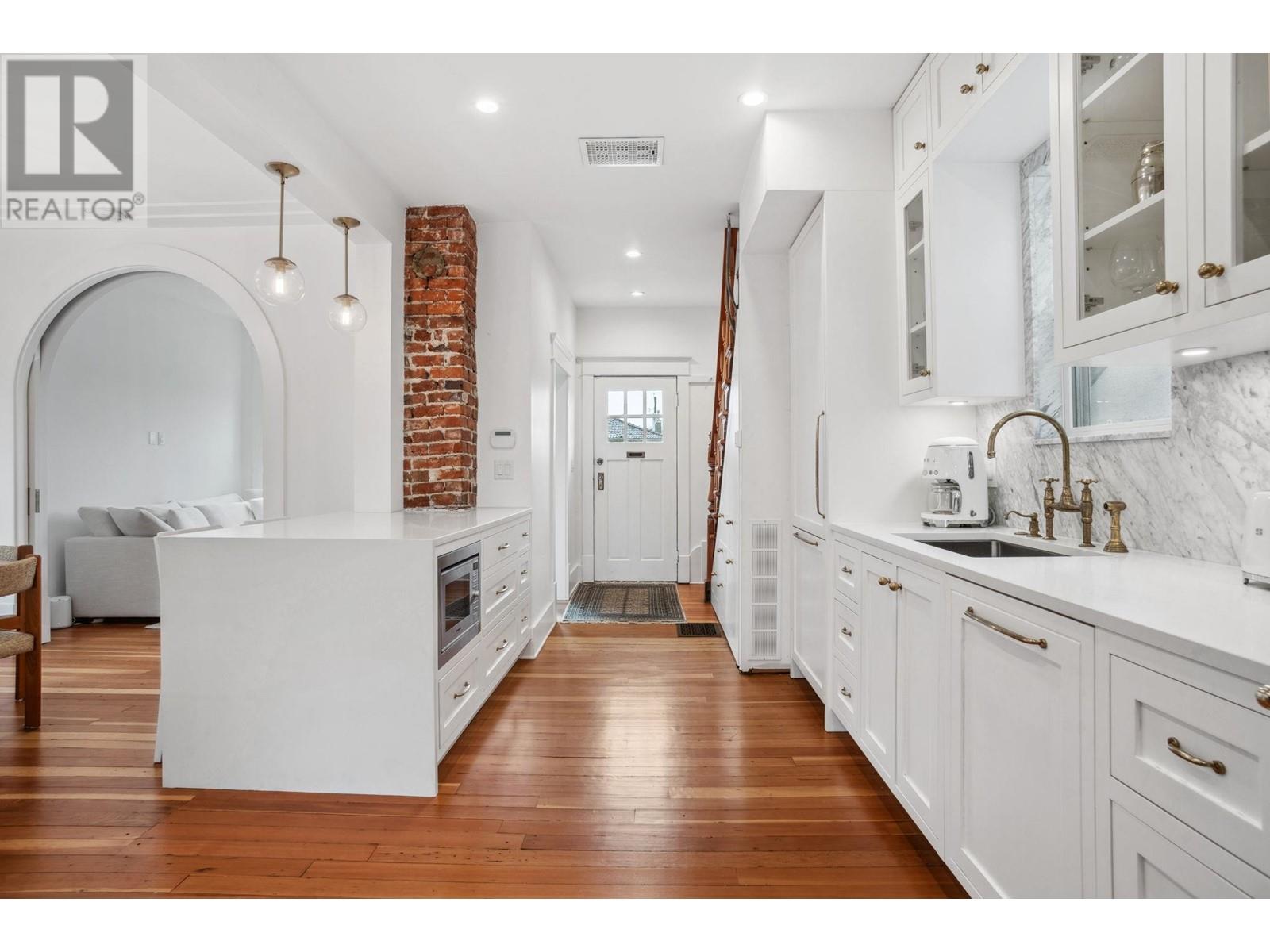 Listing Picture 3 of 36 : 2539 E GEORGIA STREET, Vancouver / 溫哥華 - 魯藝地產 Yvonne Lu Group - MLS Medallion Club Member