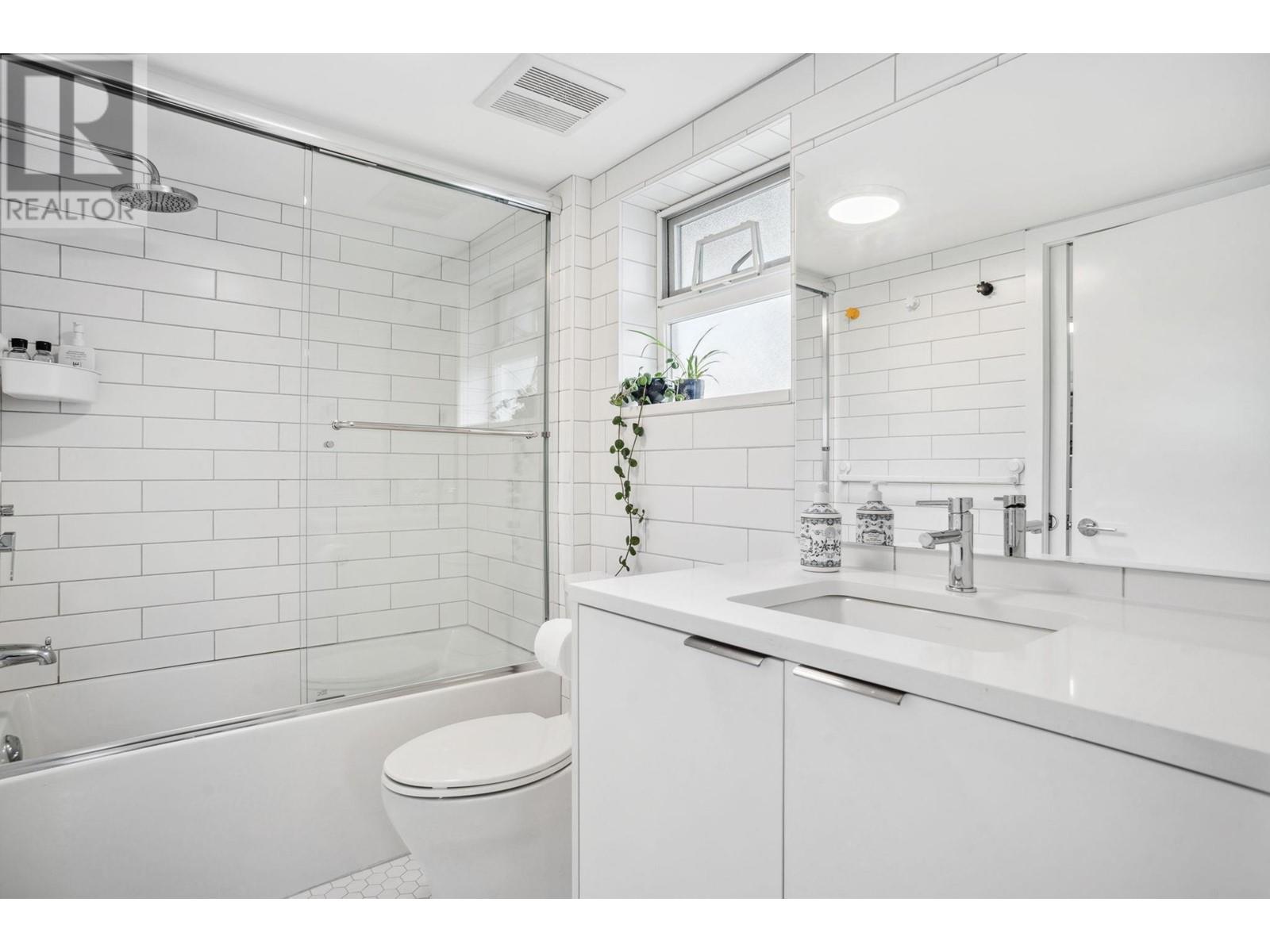 Listing Picture 30 of 36 : 2539 E GEORGIA STREET, Vancouver / 溫哥華 - 魯藝地產 Yvonne Lu Group - MLS Medallion Club Member