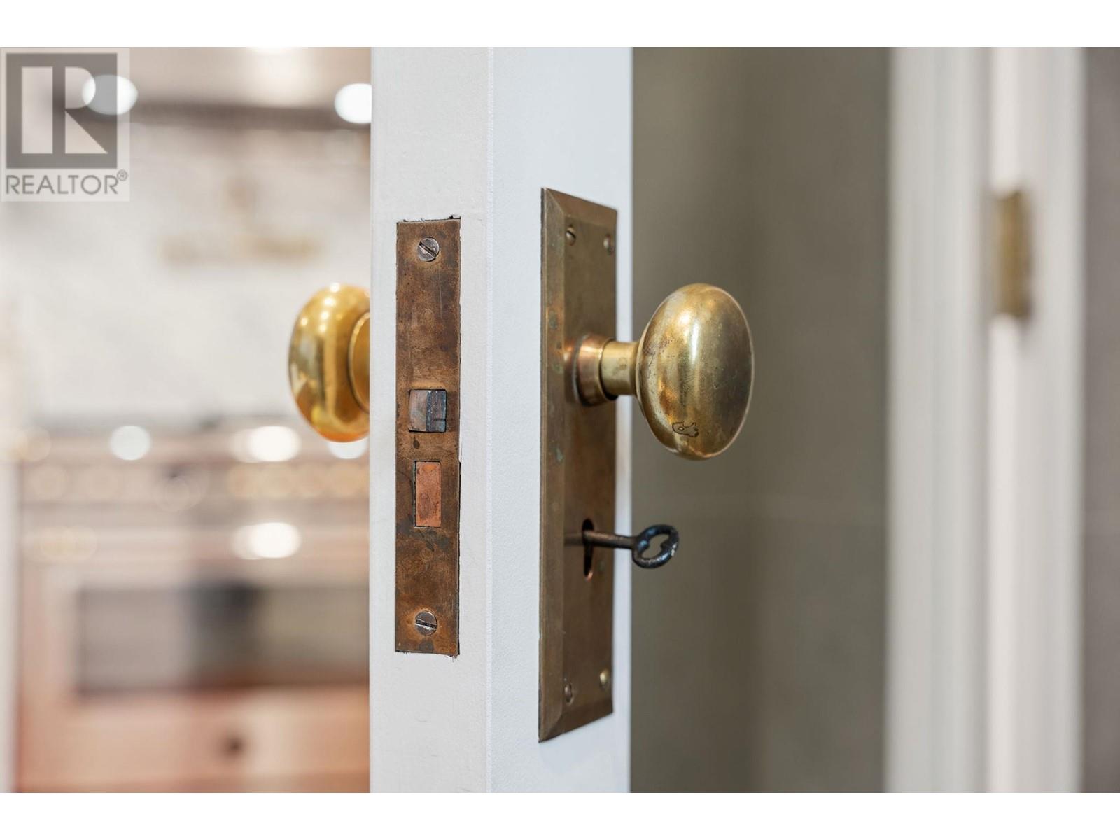 Listing Picture 13 of 36 : 2539 E GEORGIA STREET, Vancouver / 溫哥華 - 魯藝地產 Yvonne Lu Group - MLS Medallion Club Member