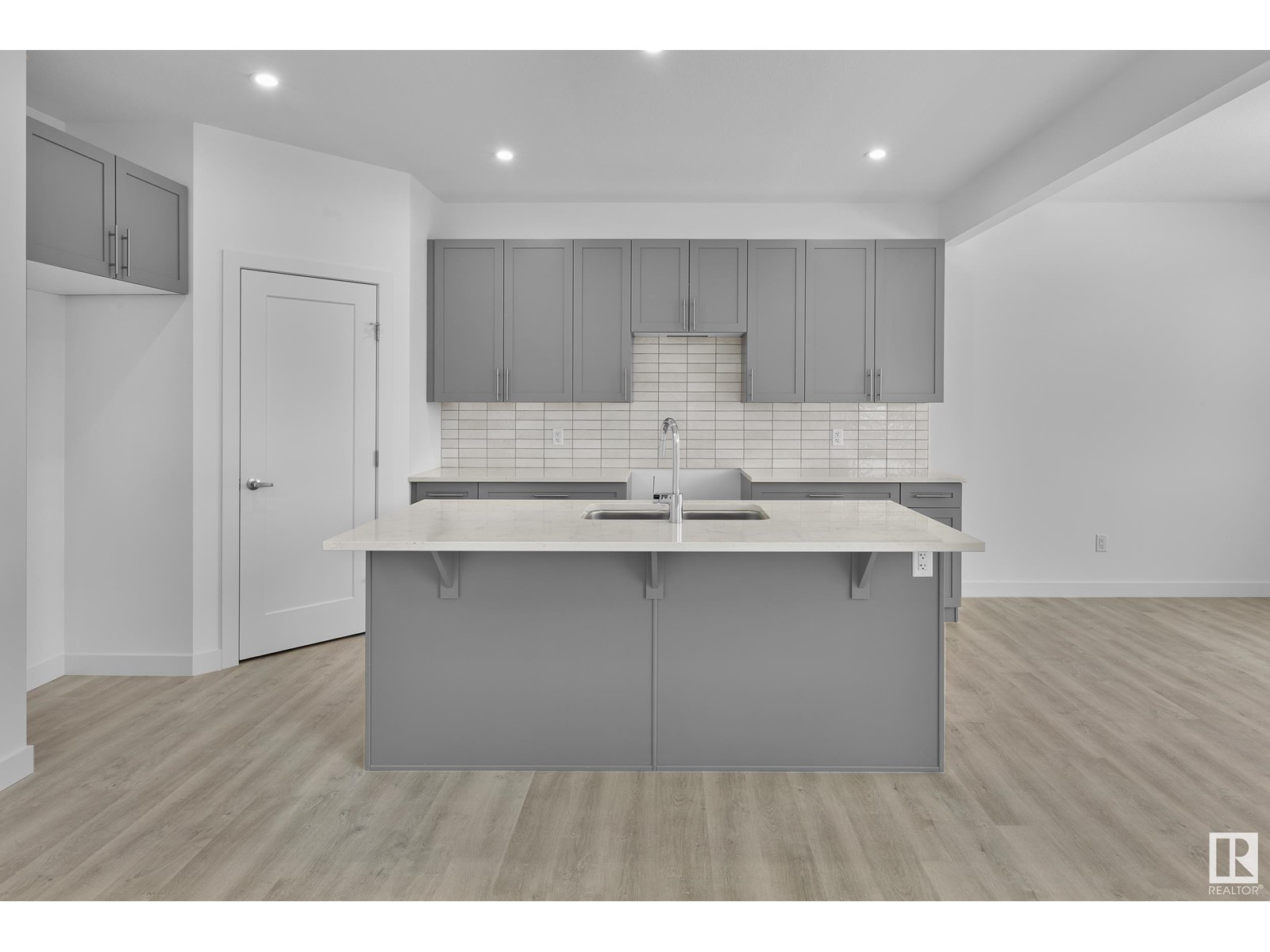 Property at 21336 38 AV NW image 2