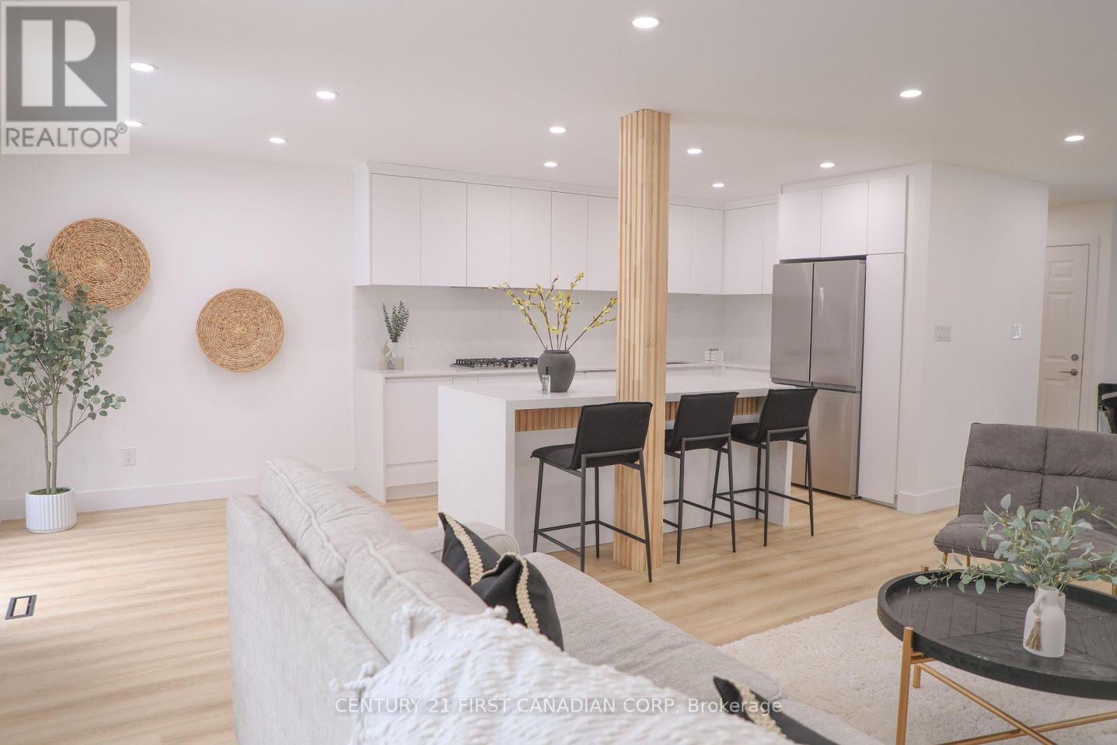Photo 10 of 27 for 673 Silversmith Street N
