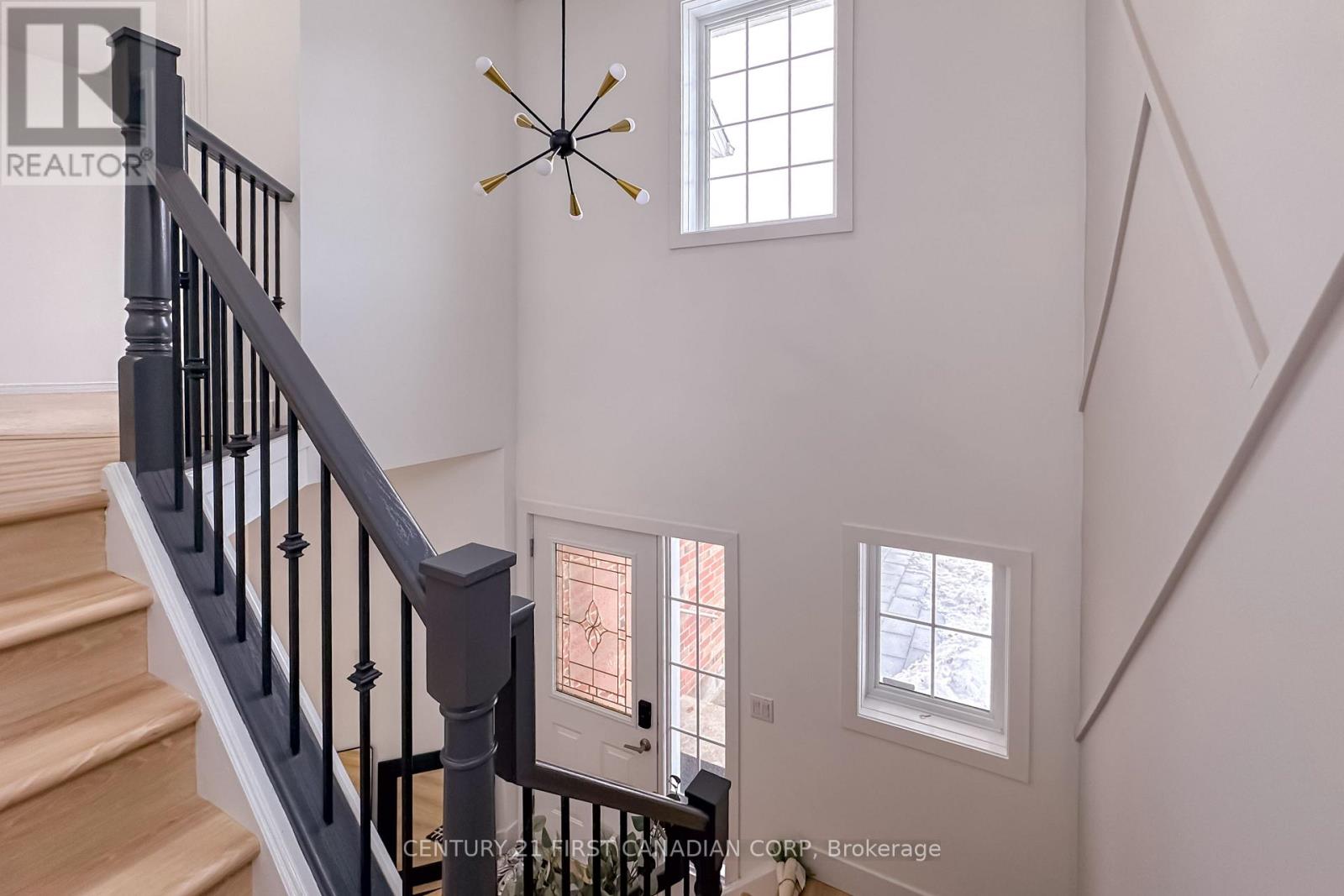 Photo 4 of 27 for 673 Silversmith Street N