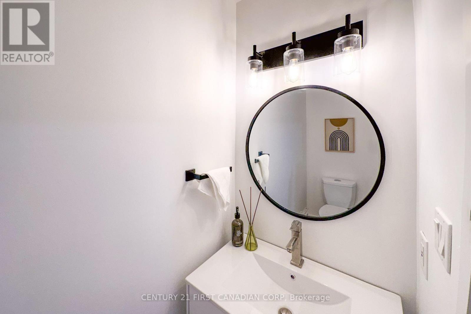 Photo 5 of 27 for 673 Silversmith Street N