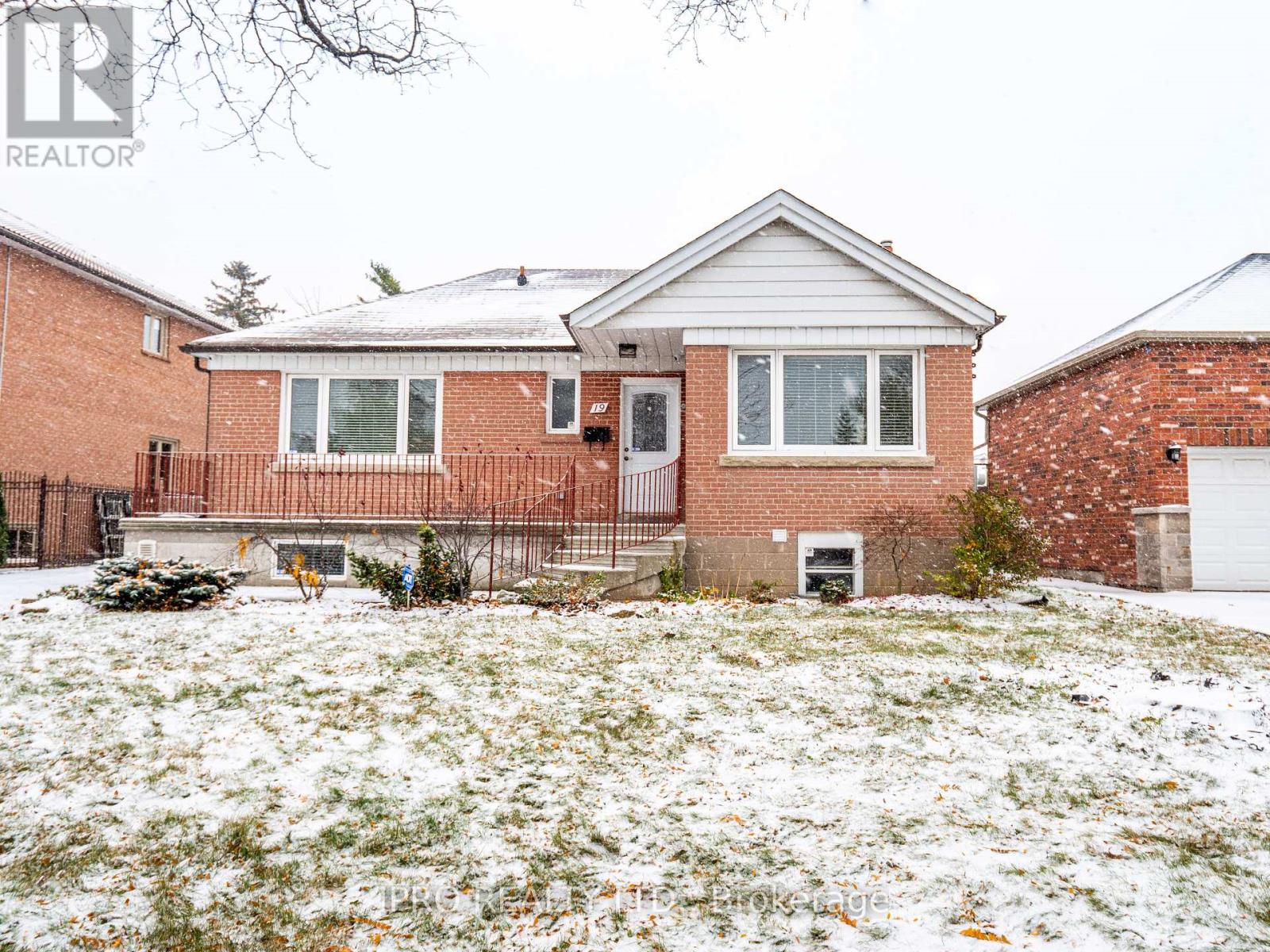 19 GLEN BELLE CRESCENT, Toronto, Ontario