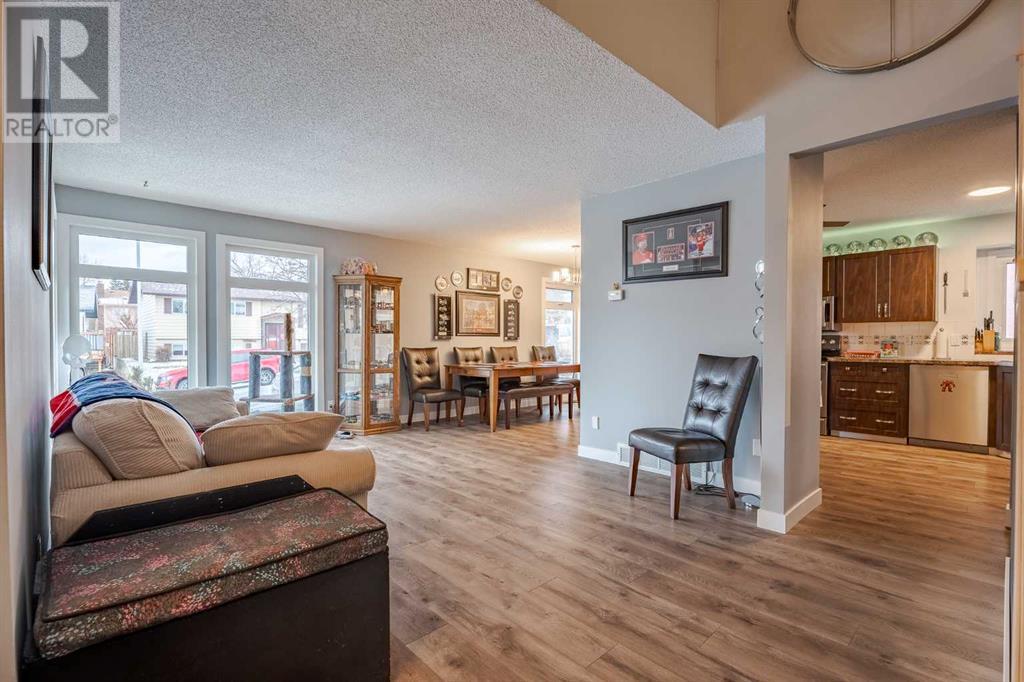 72 Beaconsfield Way Nw, Calgary, Alberta  T3K 1x1 - Photo 2 - A2189783