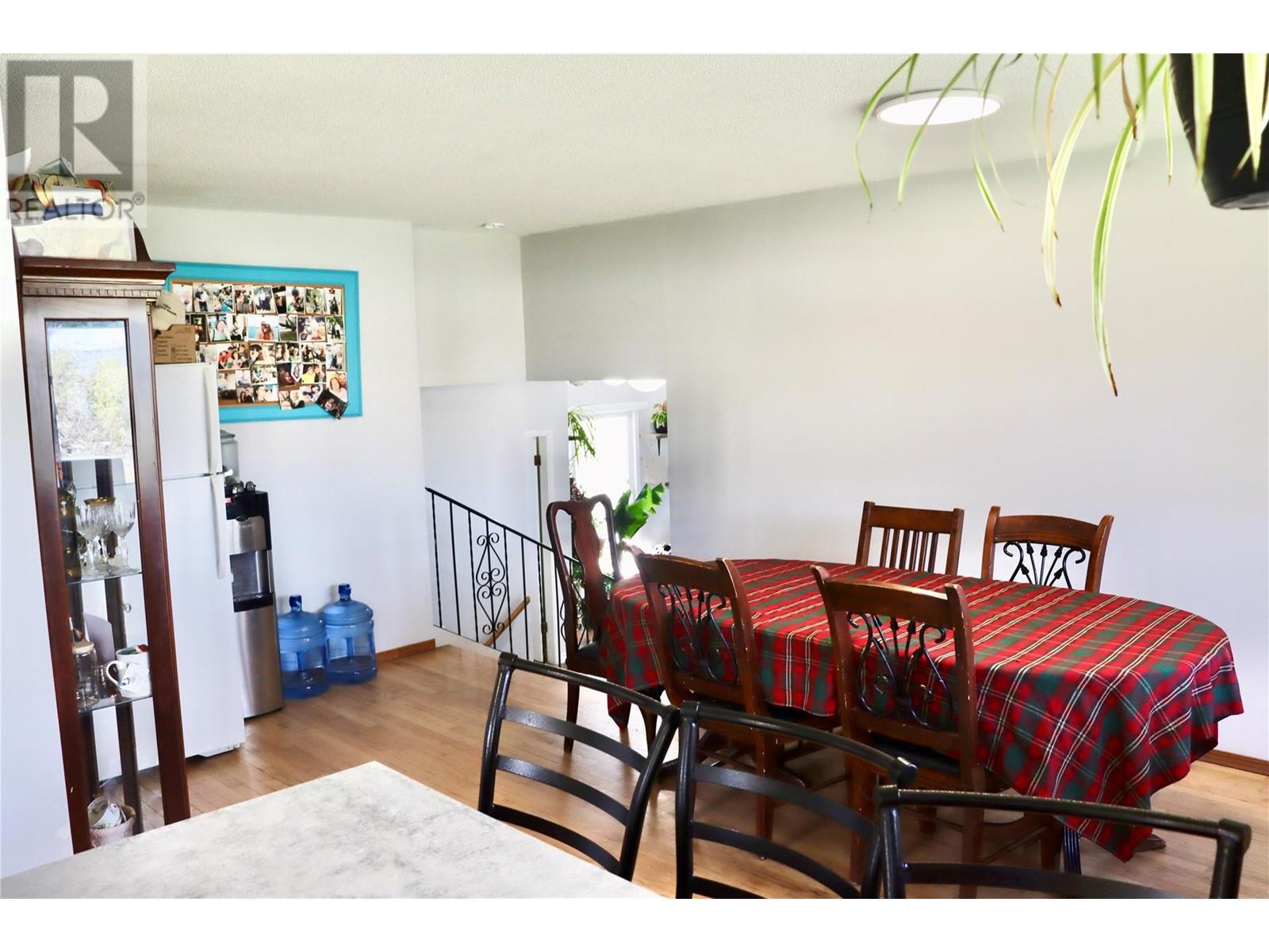 Property at 7792 Lochdale Road image 3