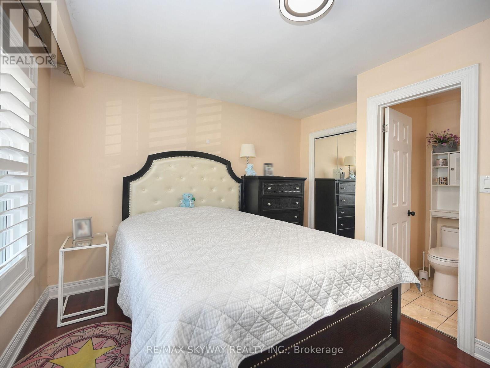 168 Voltarie Crescent, Mississauga (Mississauga Valleys), Ontario  L5A 2A4 - Photo 13 - W12021303