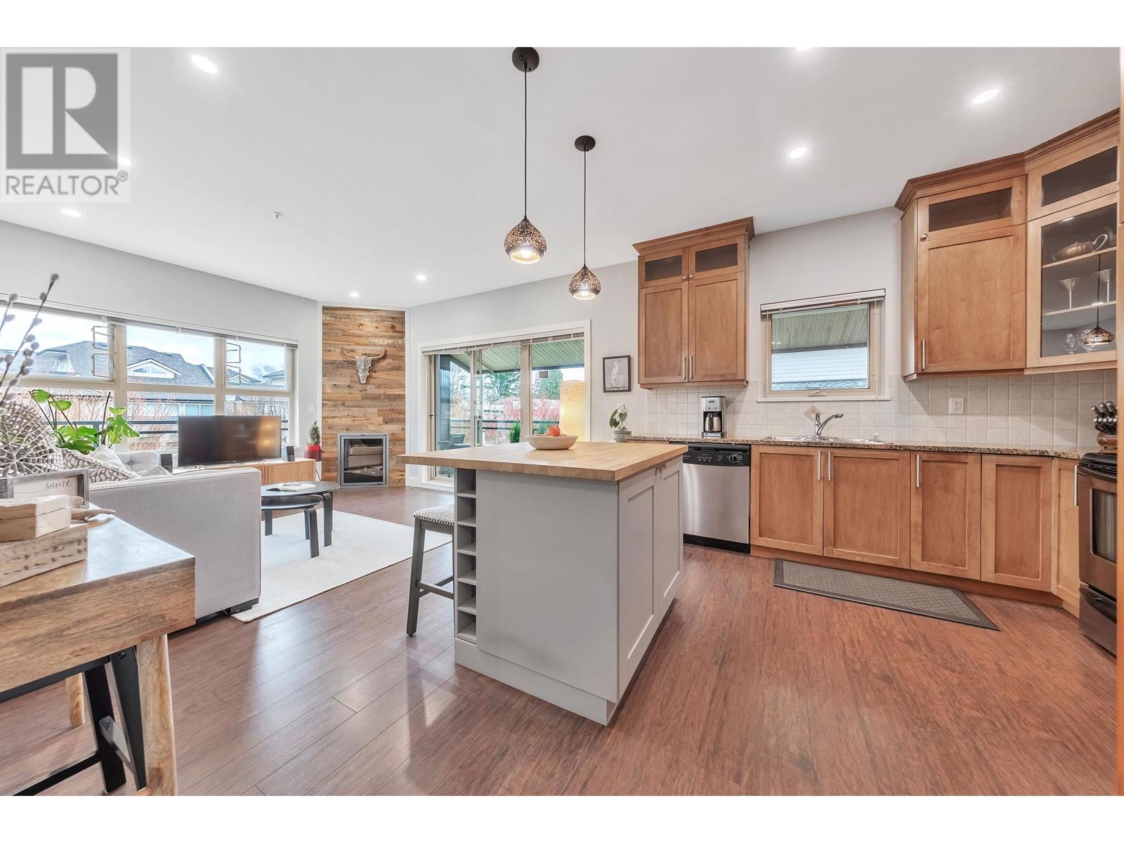 305 1988 Suffolk Avenue, Port Coquitlam, British Columbia  V3B 1H2 - Photo 2 - R2977025